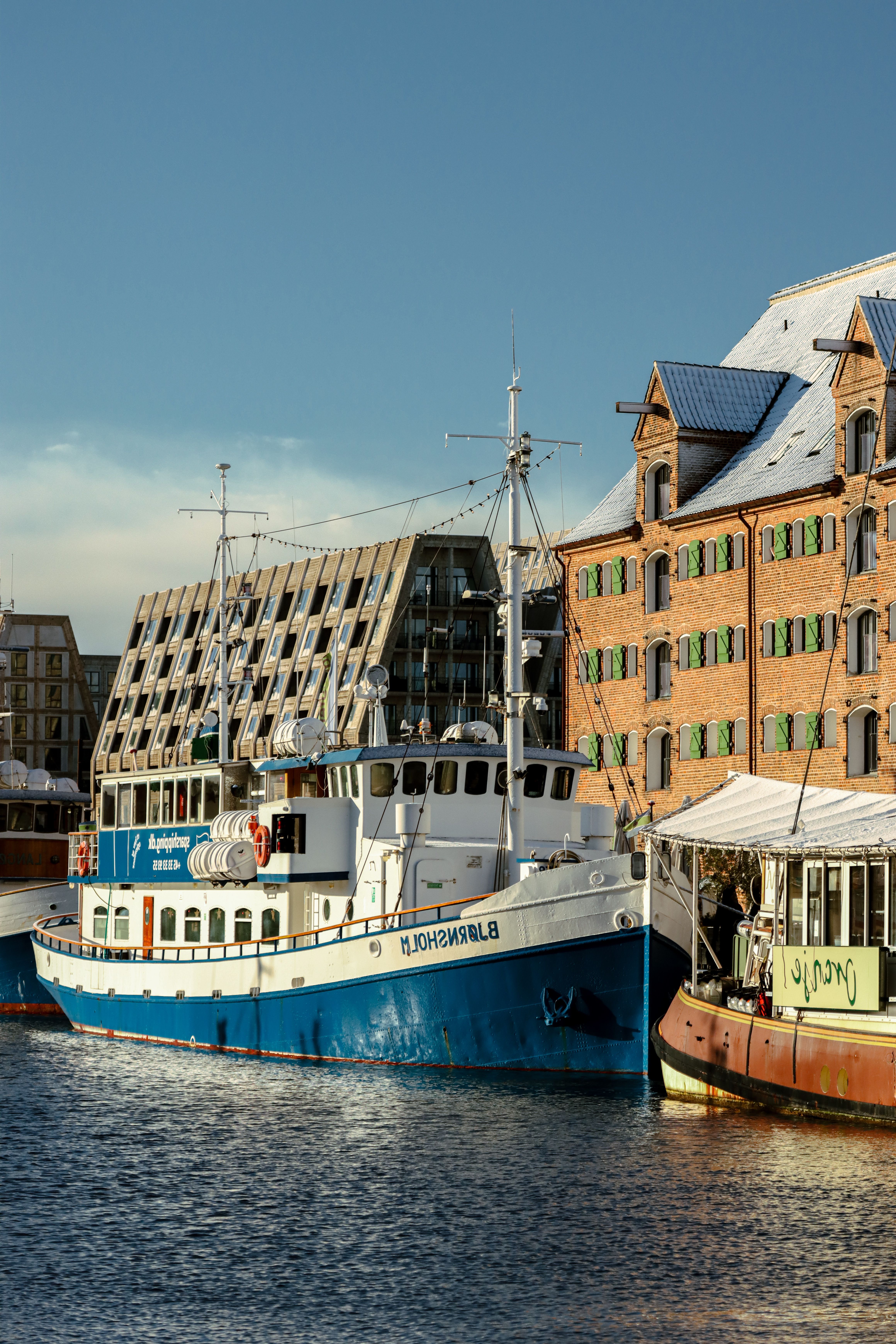 Scenic view of Nyhavn, København with colorful boats and historic buildings.