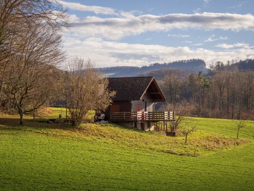 Free Charming cabin nestled in lush countryside, perfect for tranquil escapes and nature retreats. Stock Photo