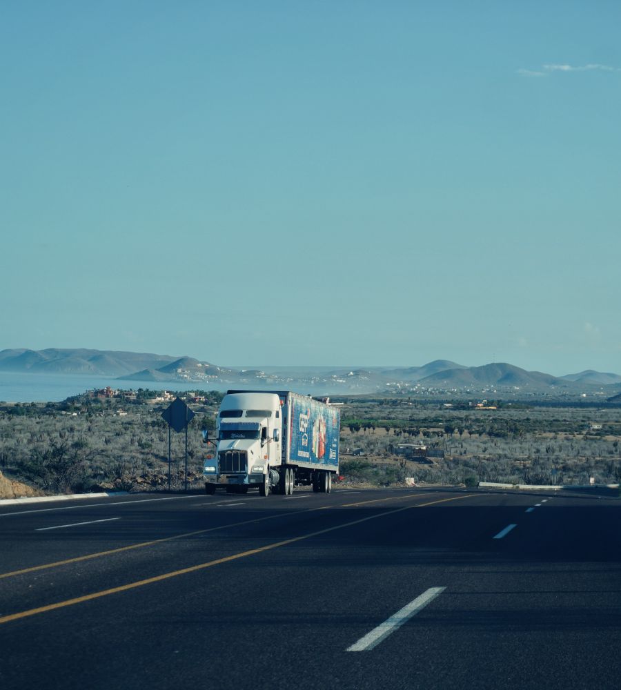 Tractocamión de caja seca en una carretera con montañas en México