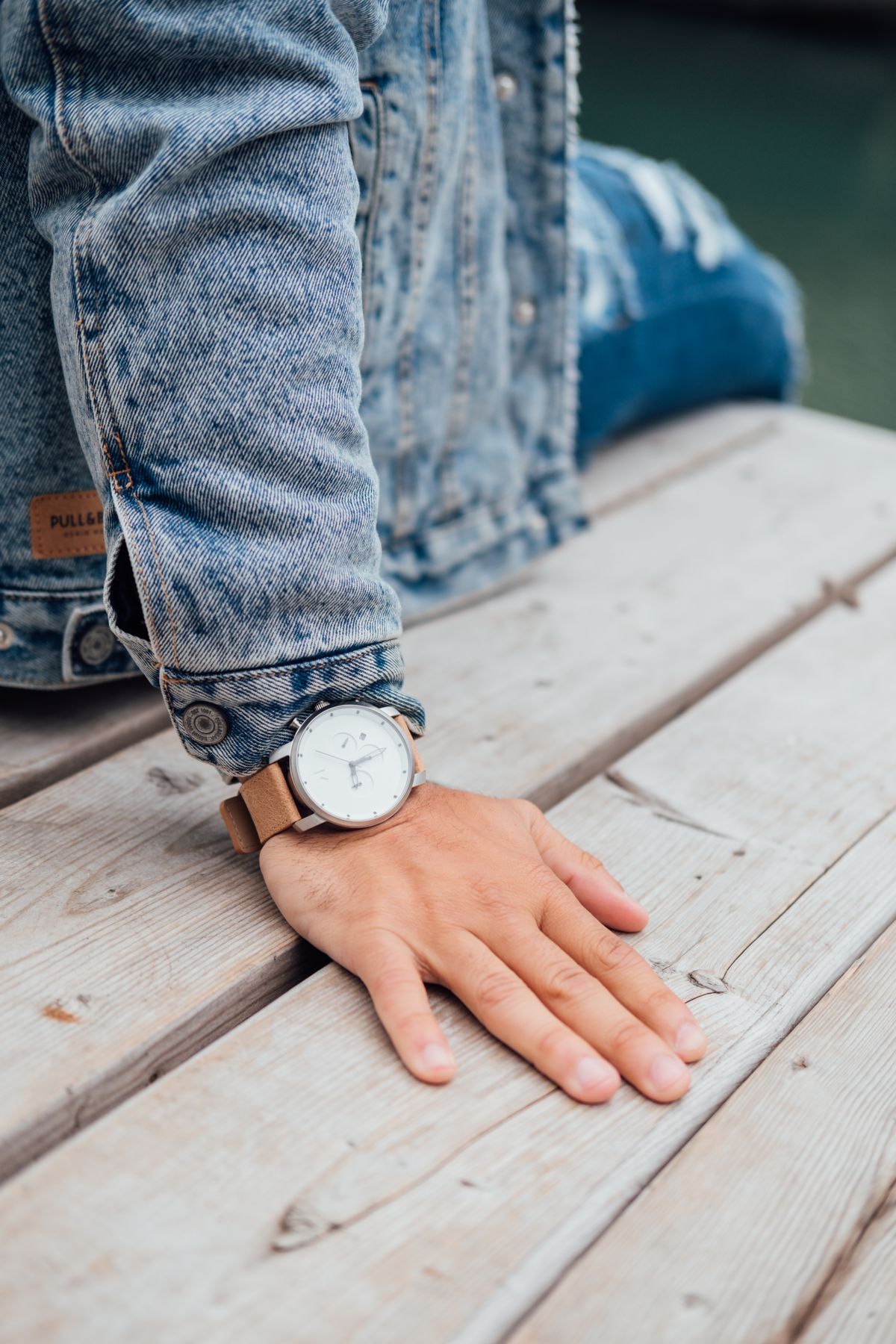 Détail d'un boîtier de montre vintage posé sur une surface sombre