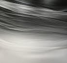 这款半透明塑料材质以单色色调呈现出令人着迷的抽象纹理