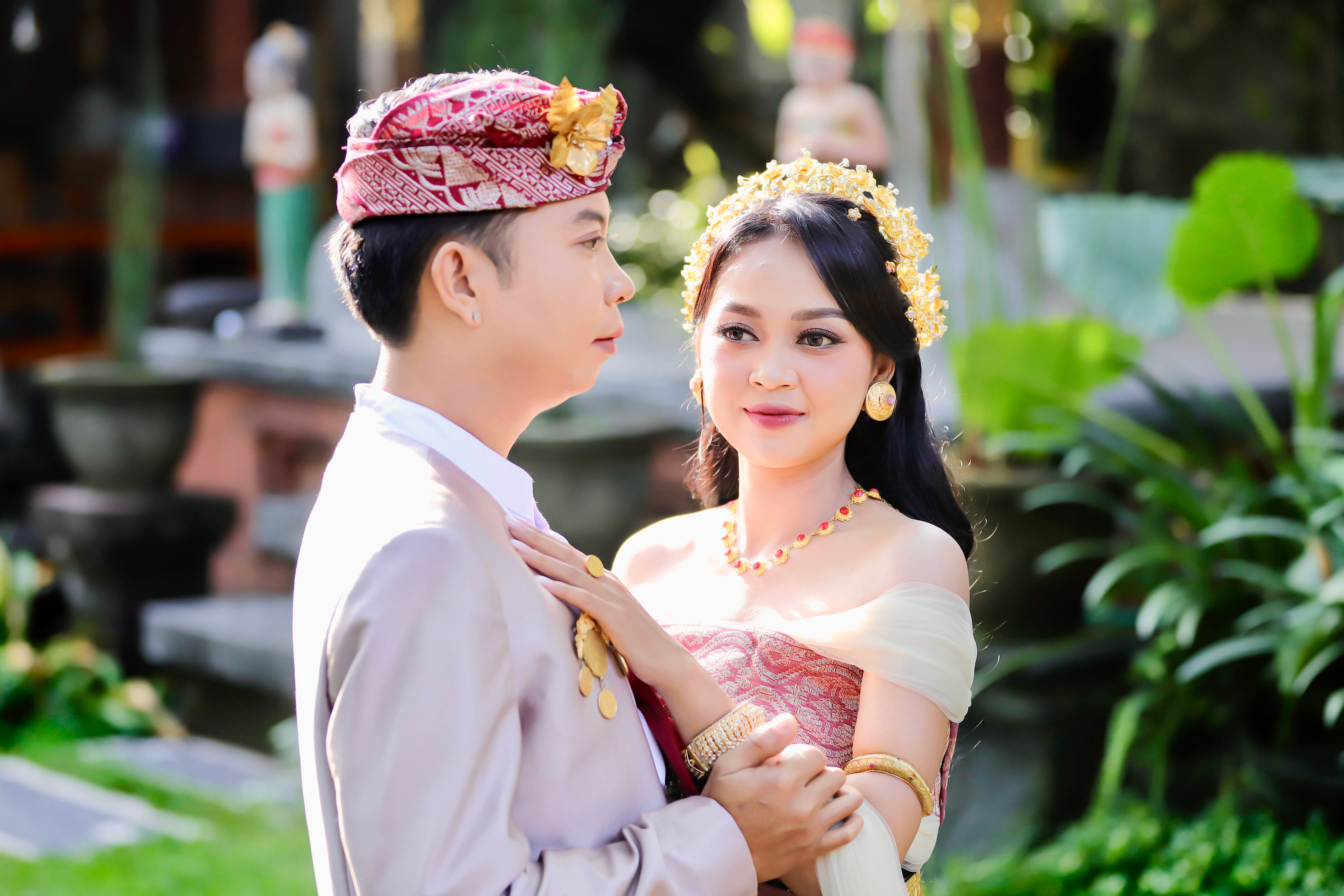 Traditional Indonesian Wedding Couple Embrace · Free Stock Photo