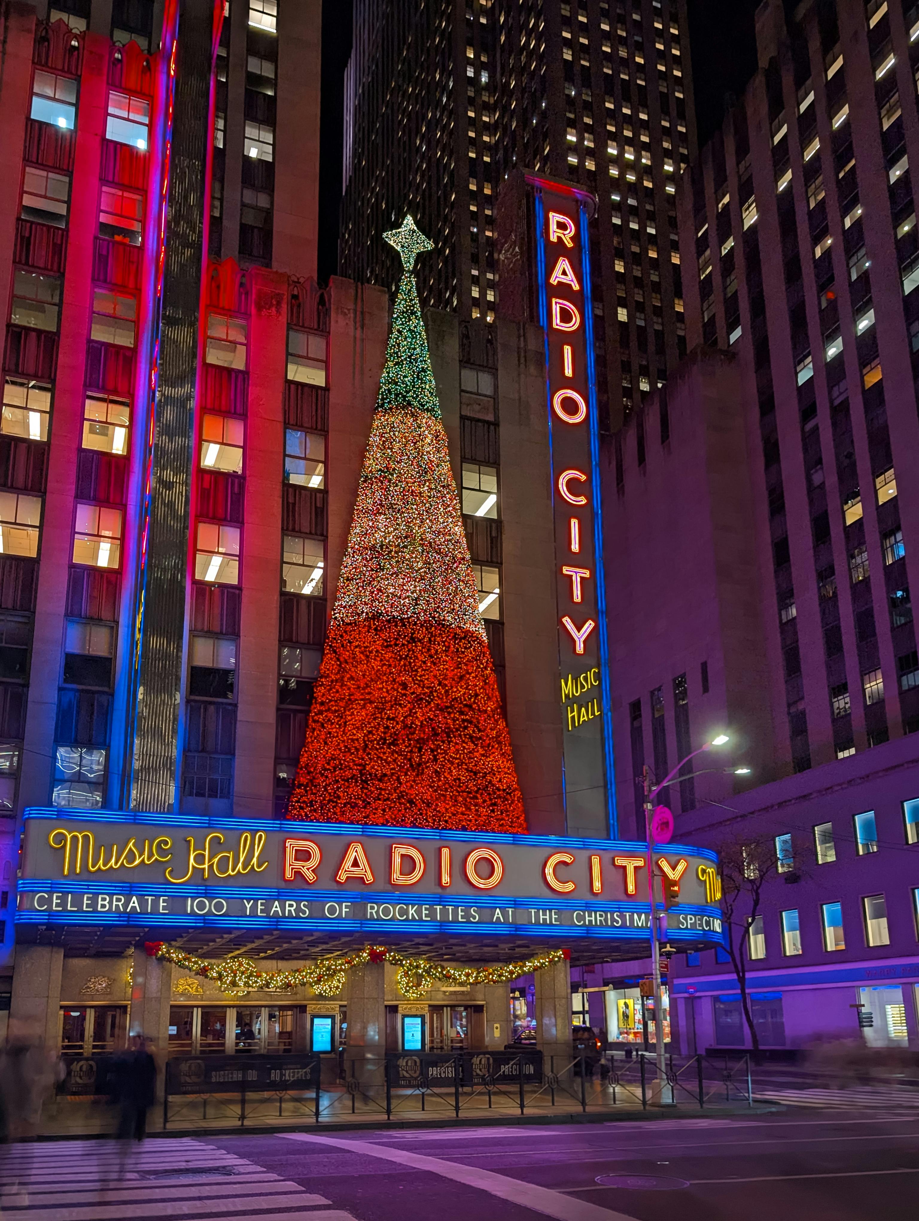 Ücretsiz New York'ta gece vakti Radio City Müzikholü Noel ağacıyla aydınlatıldı. Stok Fotoğraflar
