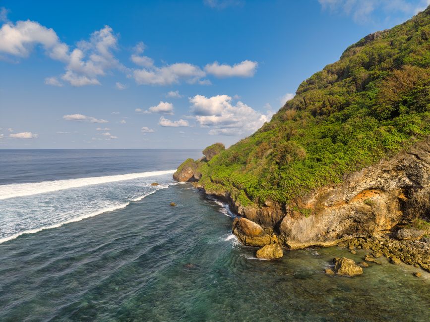 pantai selatan jawa dengan ombak dan pemandangan terbaik