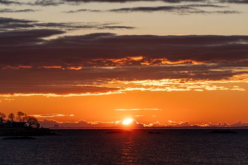 Free Captivating sunrise over Stamford's Cove Island Park with vibrant autumn colors reflecting on the water. Stock Photo