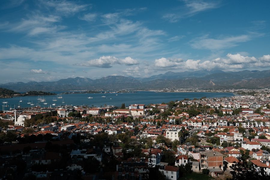 Coastal city with mountains and a bay — photo by 易 凡 on Pexels