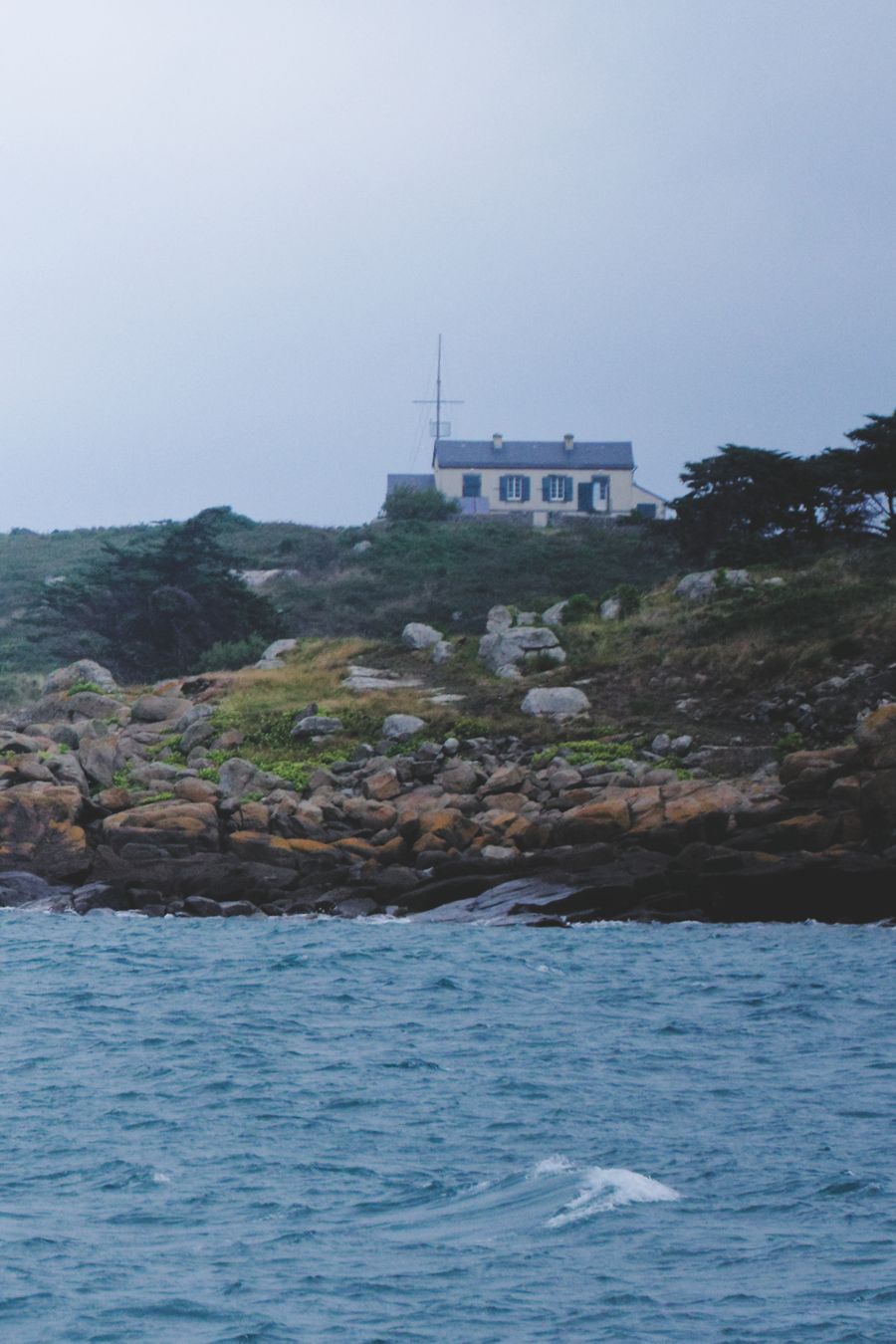 肖塞群岛礁石上的海边小屋