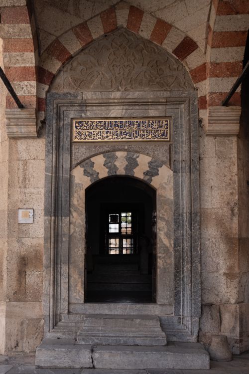 Free Detailed stone doorway featuring Arabic script, showcasing Ottoman architecture. Stock Photo