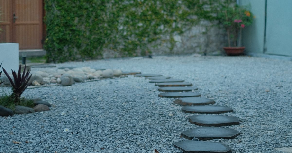 Pisantes sobre cascalho Pedras para jardim: pisantes de pedra sobre cascalho em um caminho externo