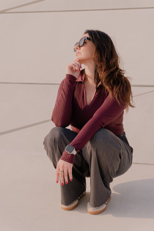 Free Fashionable woman in casual outfit posing outdoors with sunglasses, showcasing modern style. Stock Photo