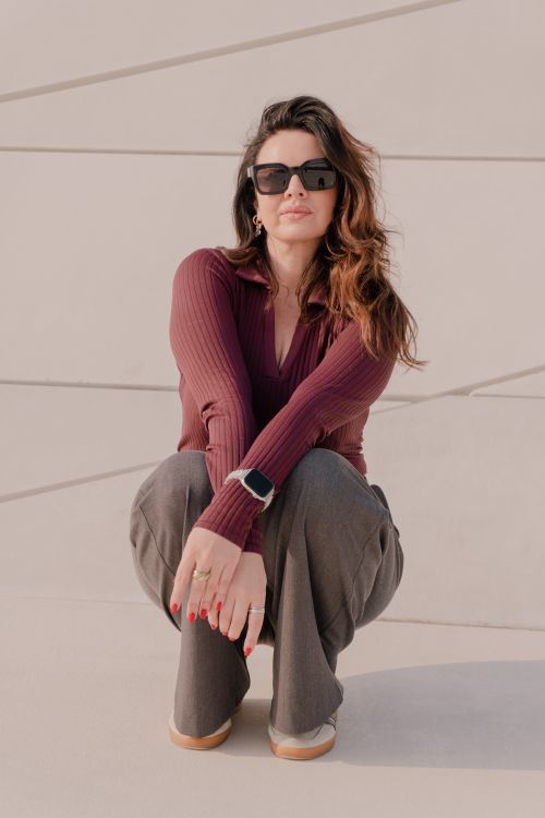 Free A fashionable woman in sunglasses and modern attire posing outdoors, exuding confidence and style. Stock Photo