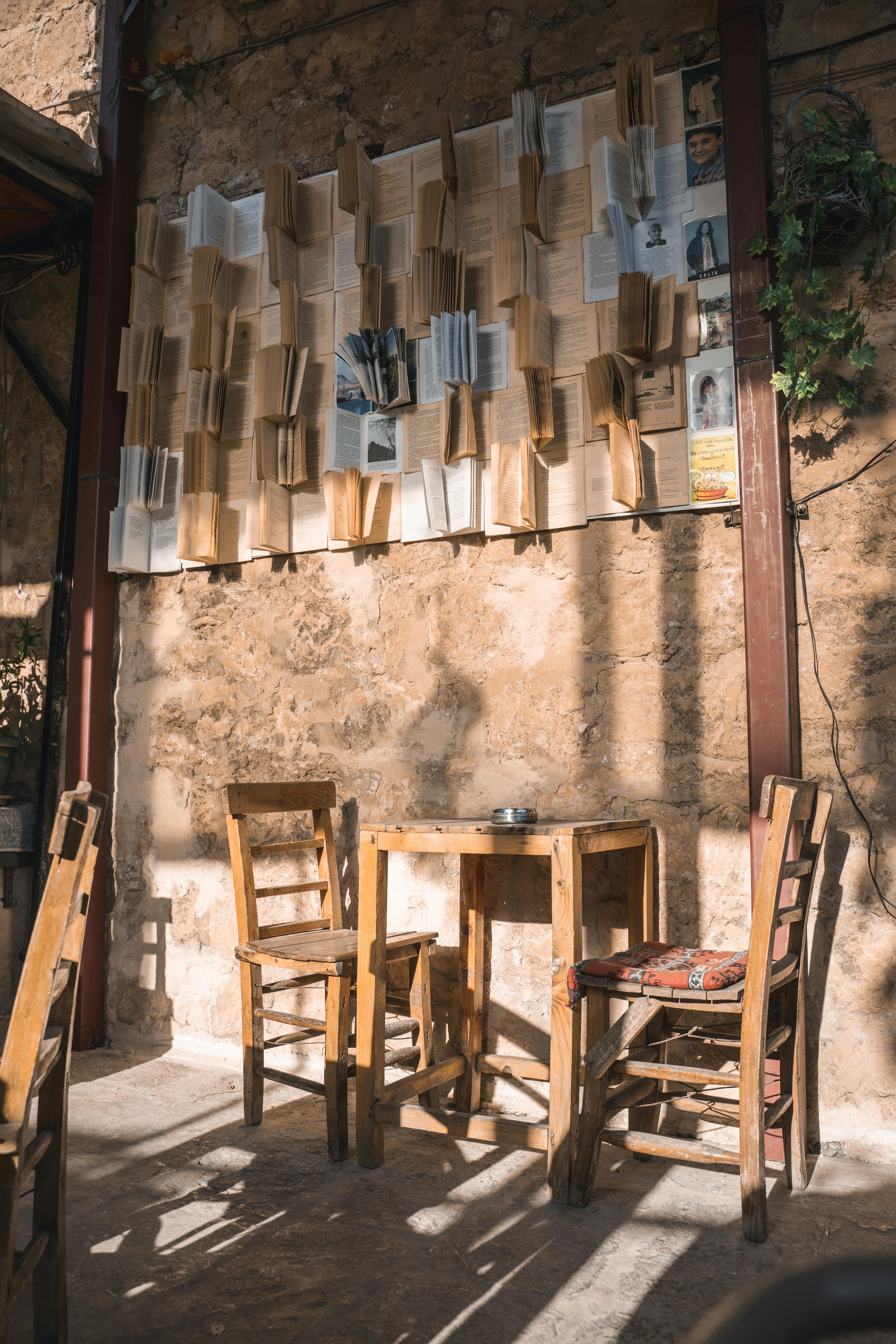 Ücretsiz Mardin, Türkiye'de taş duvarlarda ahşap sandalyeler ve kitaplarla donatılmış şirin bir kafe köşesi. Stok Fotoğraflar