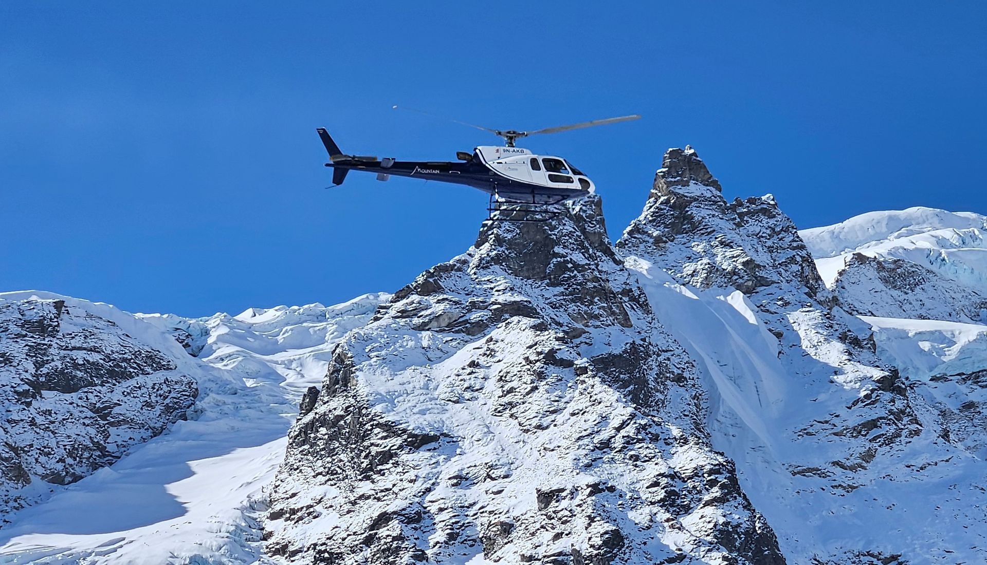 Helicopter over Himalayan peaks — Char Dham by Helicopter
