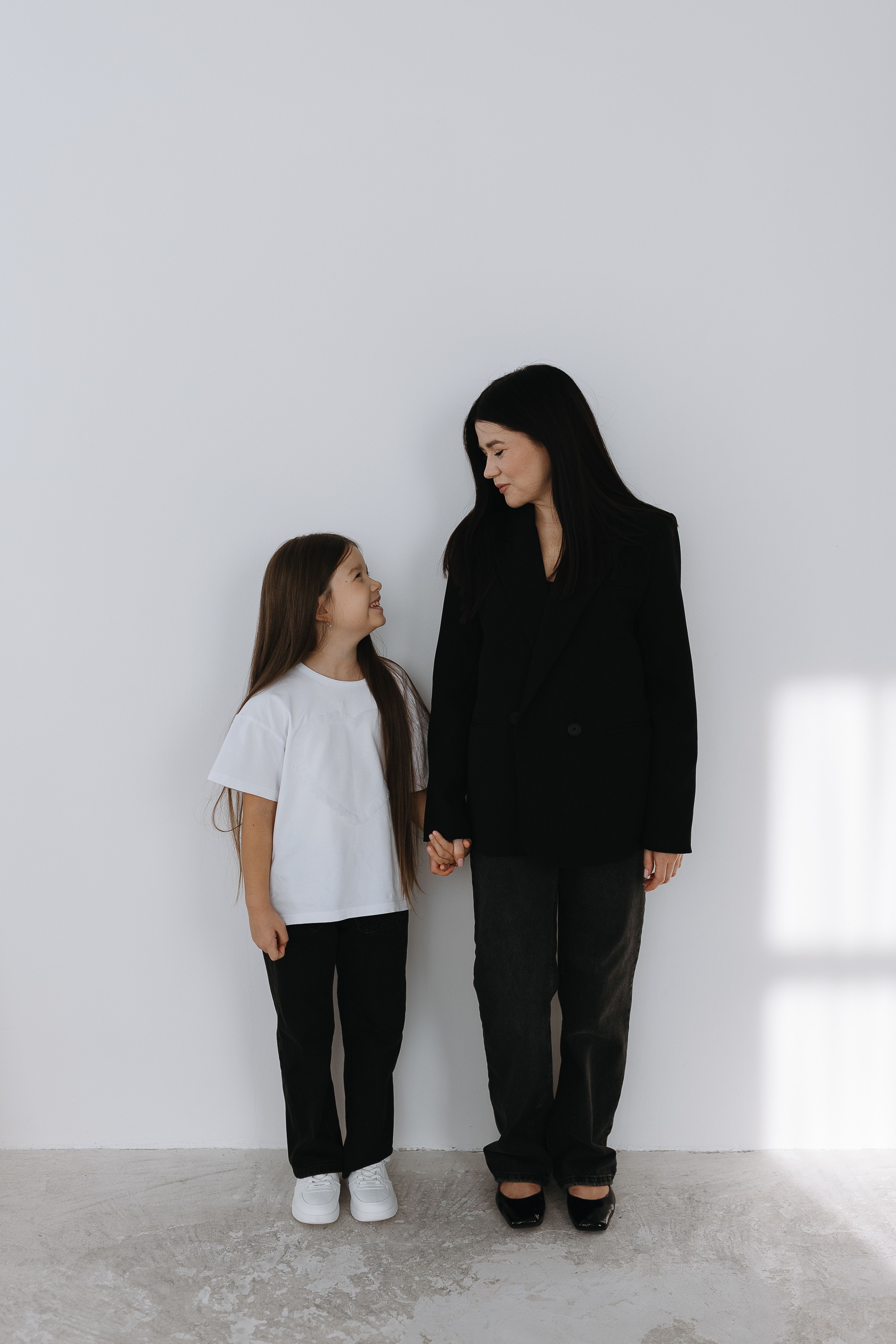 Mutter Und Tochter Halten Händchen Im Haus · Kostenloses Stock-Foto