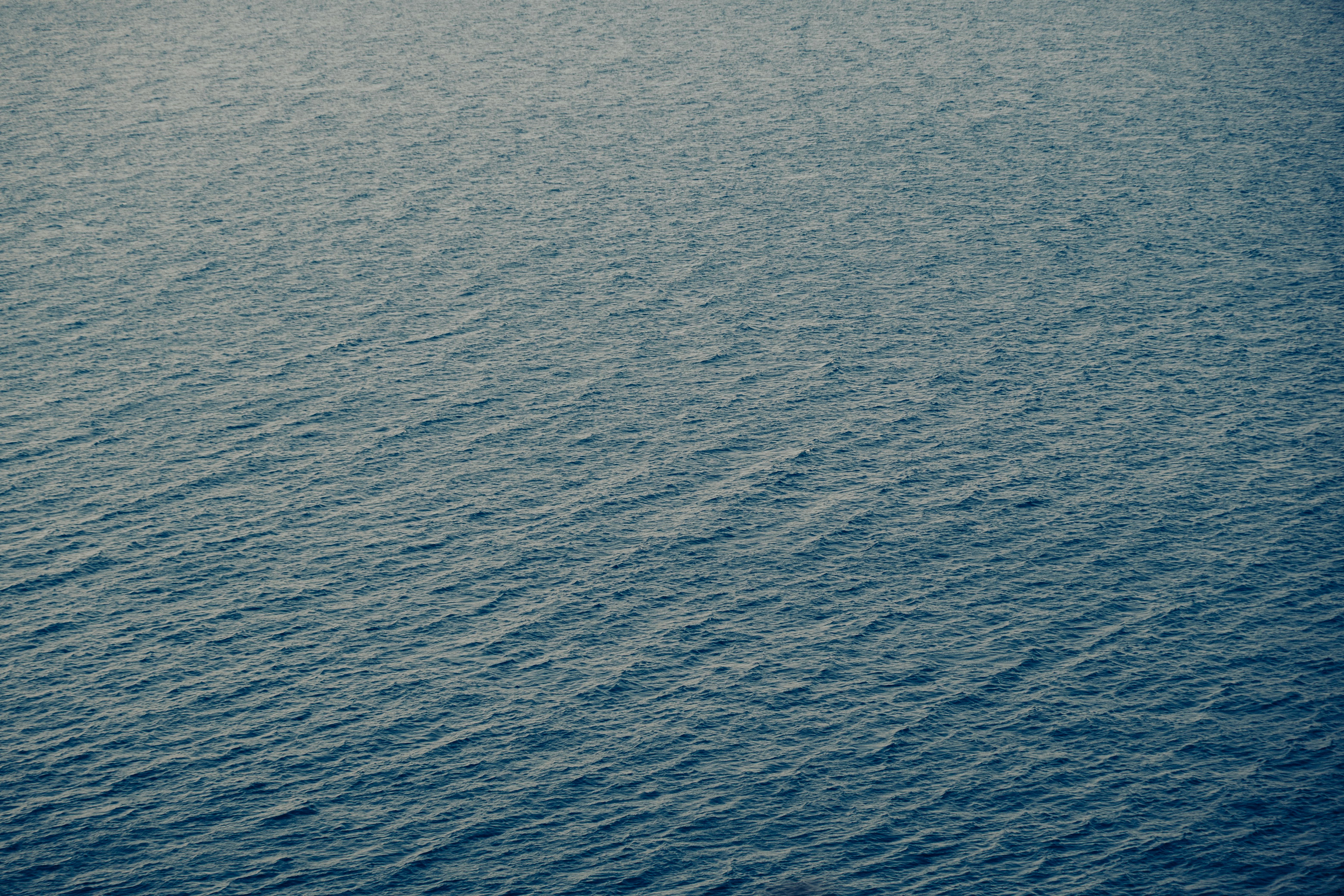 Gratis Fredfyldt udsigt over havvandet med små krusninger, der indfanger roen. Lagerfoto