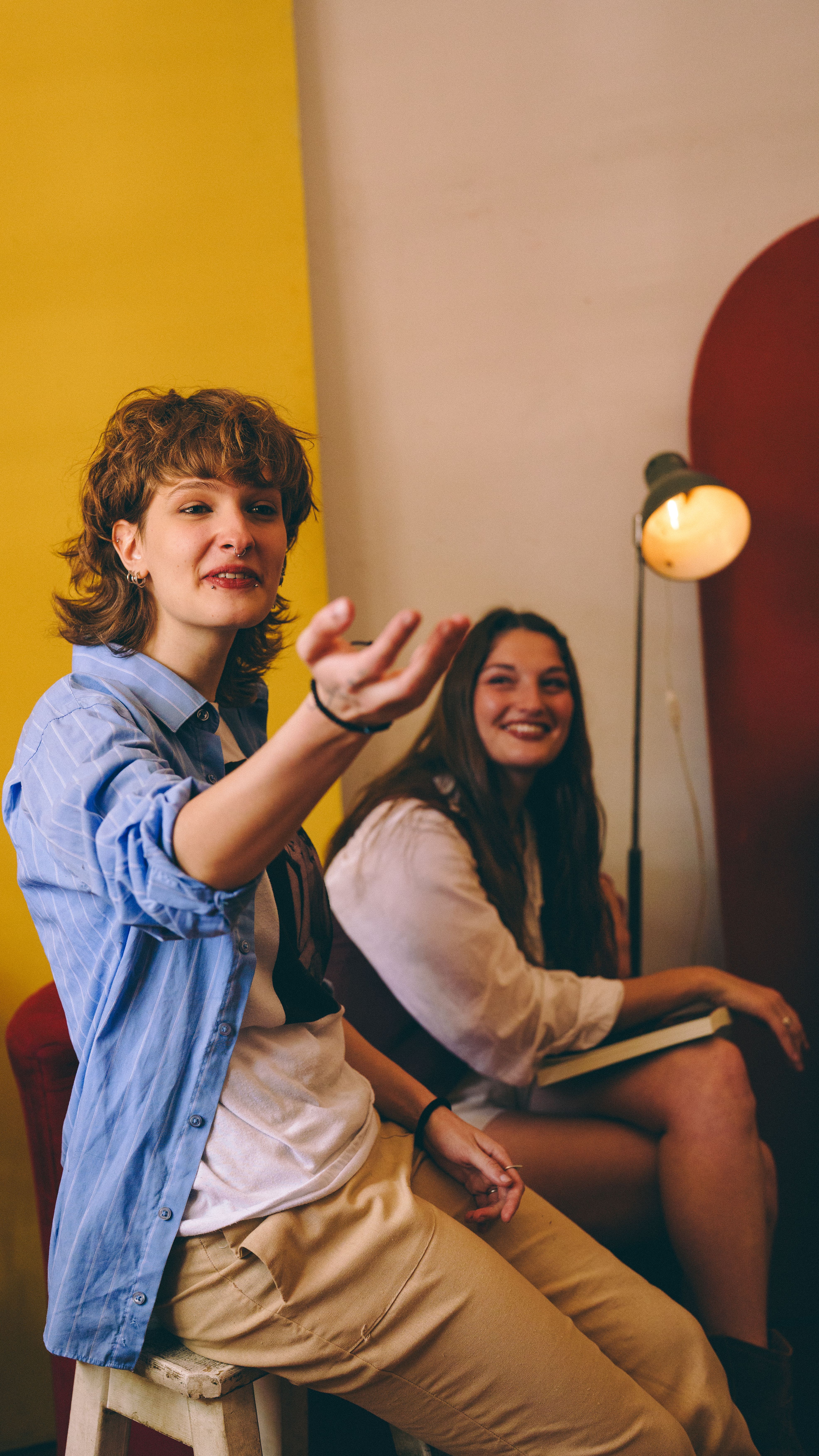 Jeunes Adultes Engagés Dans Une Conversation Informelle En Intérieur ...