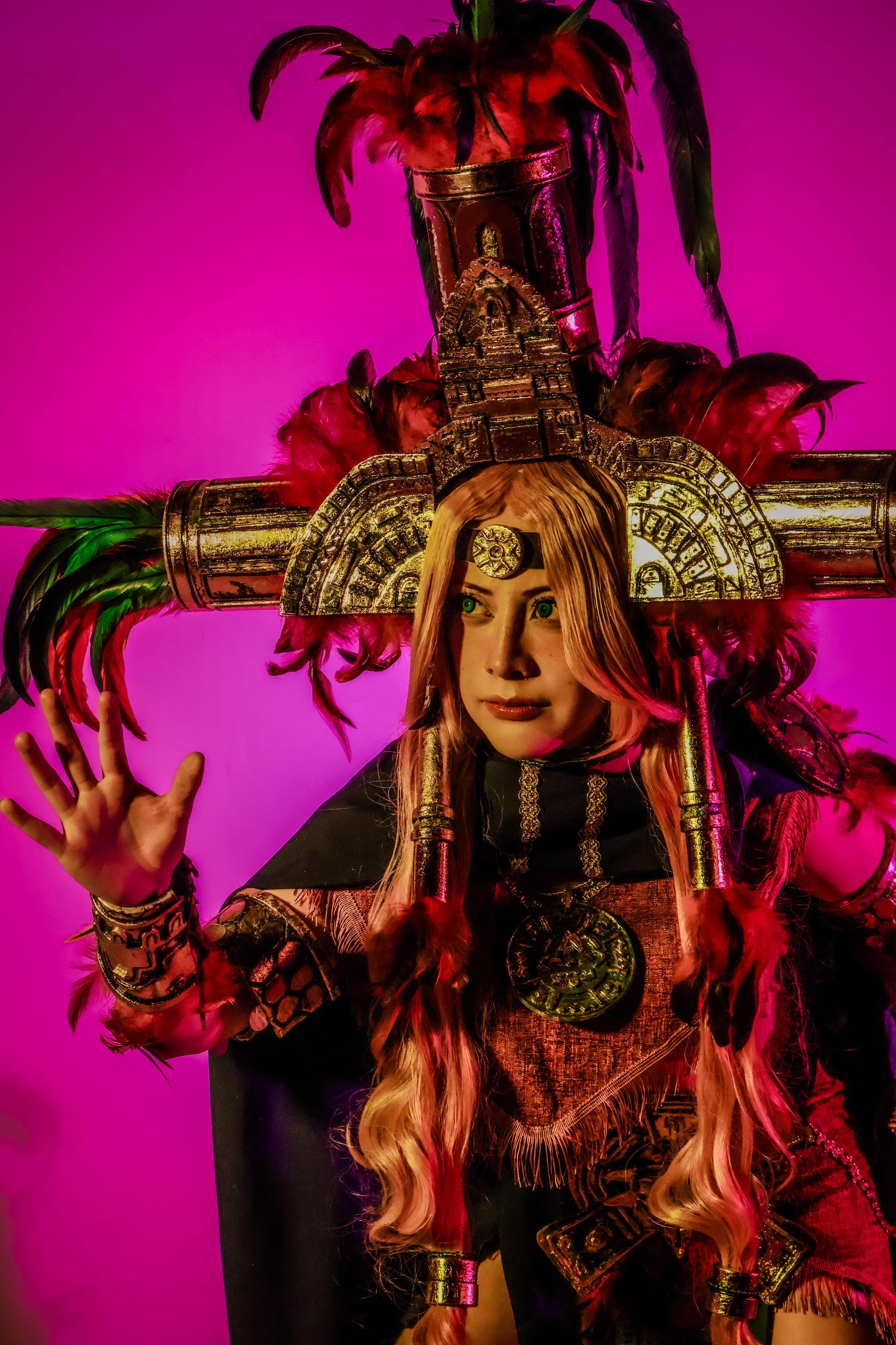 Person in ornate costume with vibrant headdress and dramatic lighting. - Fotografer Sidoarjo