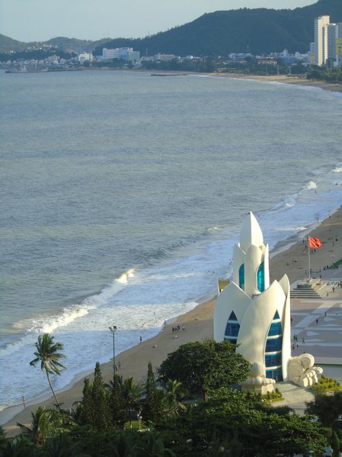 Free A beautiful beachside view with unique architecture and scenic coastline. Stock Photo