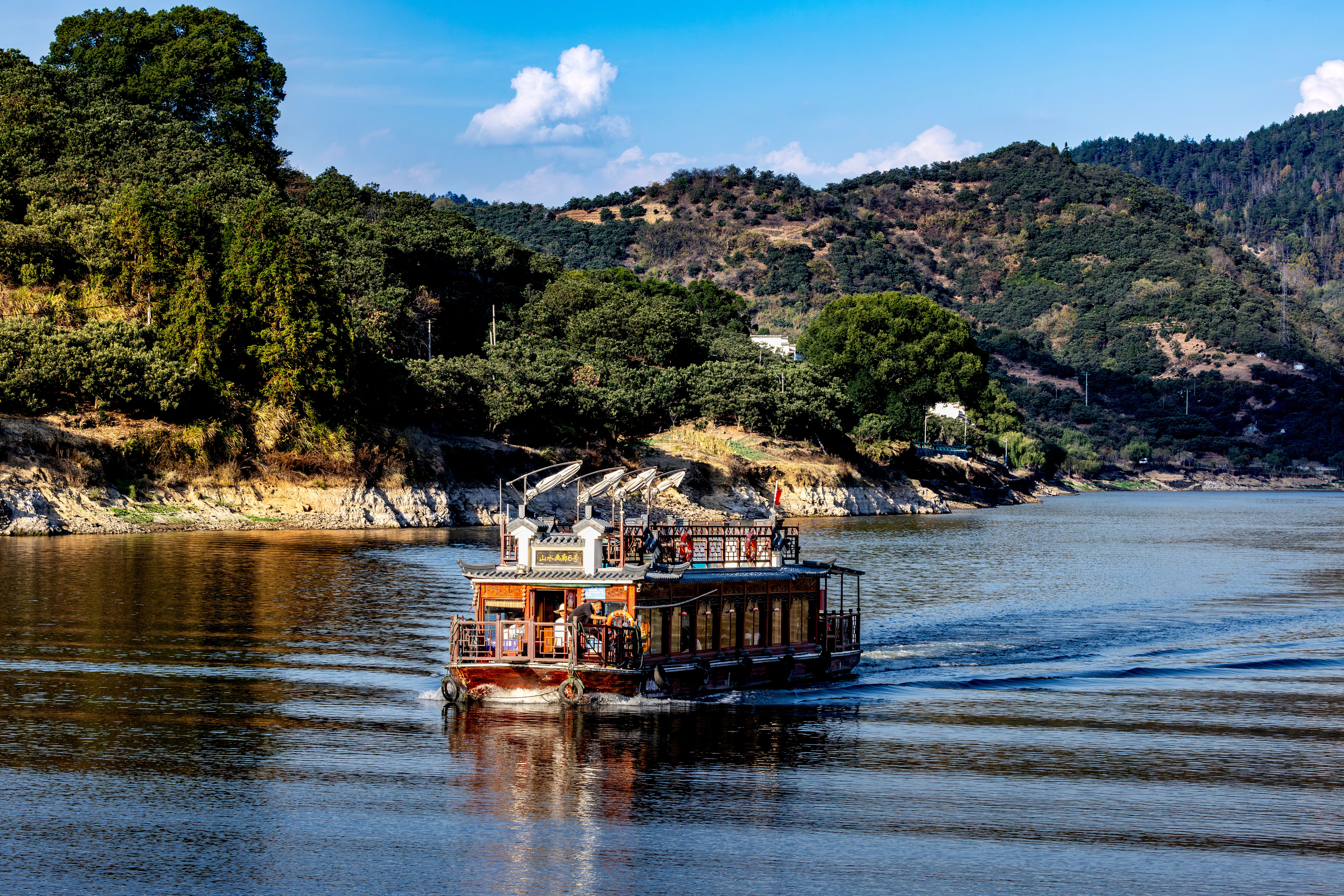 A ferry crossing the Tejo with the south bank hills behind