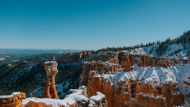 12480x7024 Desktop Wallpaper - 布莱斯峡谷覆雪红岩与晴空远眺8K电脑壁纸