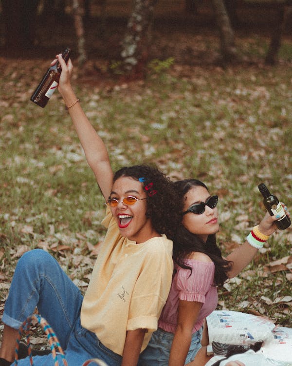 Foco Superficial, Foto De Mulher Usando óculos De Sol Pretos Segurando Uma Garrafa