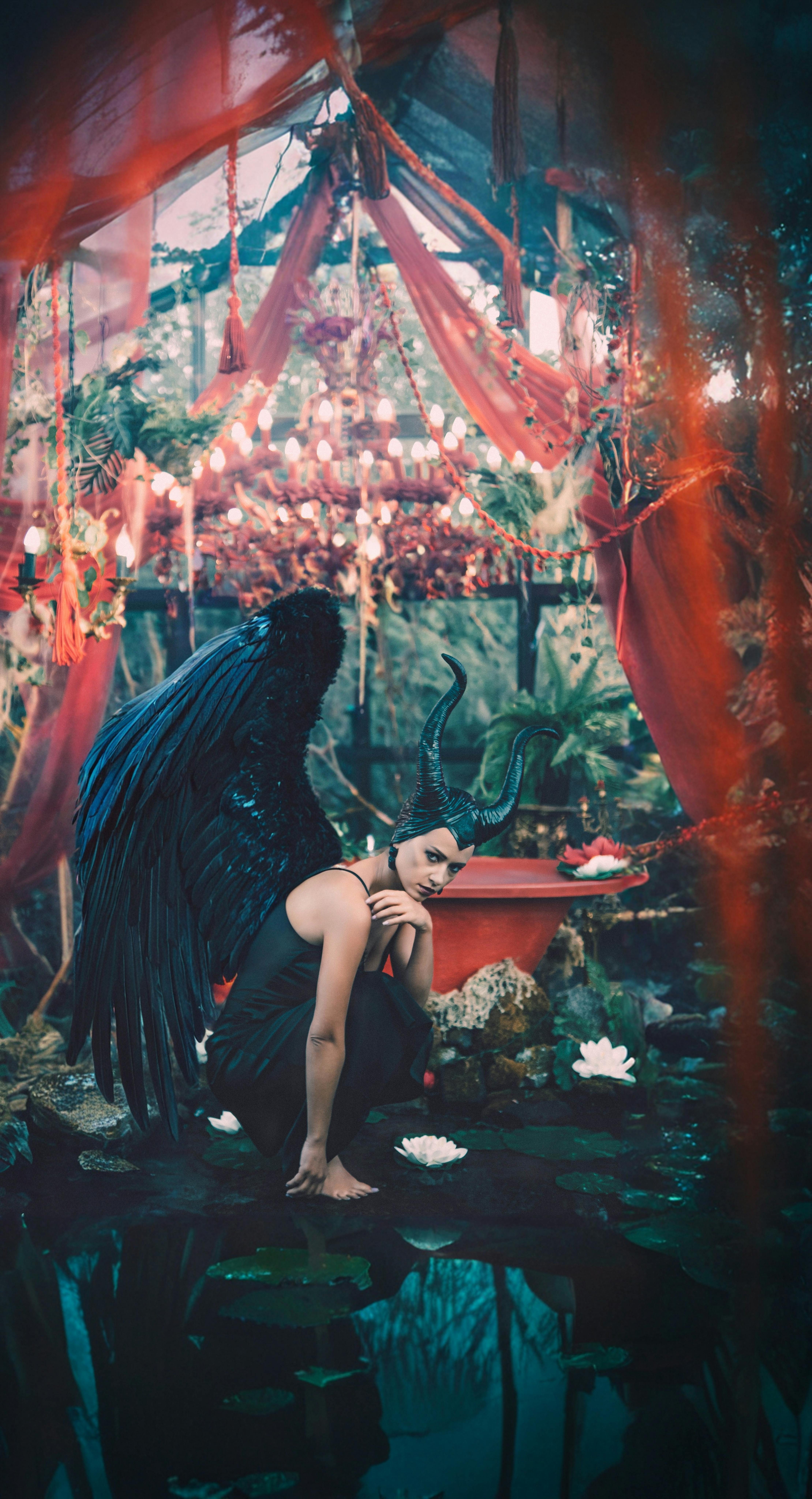 grátis Cena de fantasia sombria com uma figura alada e atmosfera mística. Foto profissional