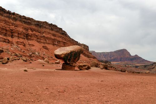 Free Captivating red rock desert landscape with unique rock formations and vast open space. Stock Photo