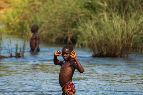 Free Children enjoy a refreshing day playing in the river at Ngel Nyaki, Nigeria. Stock Photo
