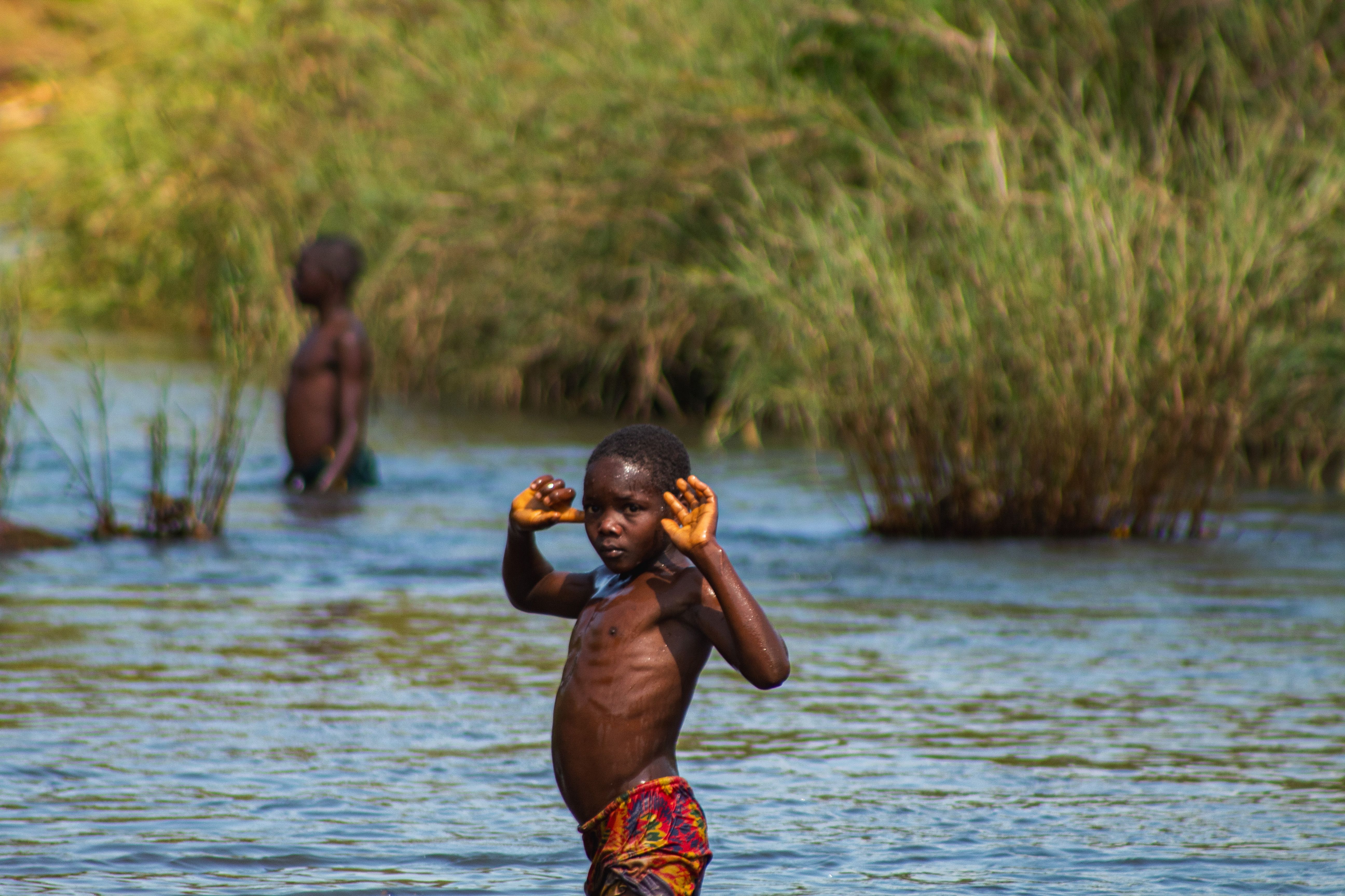 Niños Jugando En El Río En Ngel Nyaki · Foto de stock gratuita