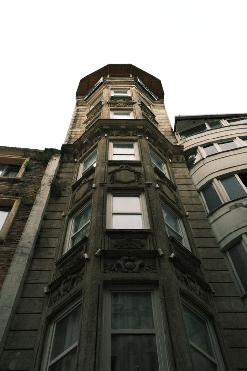 Free A striking view of a historic building facade in Istanbul, showcasing detailed classical architectural elements. Stock Photo