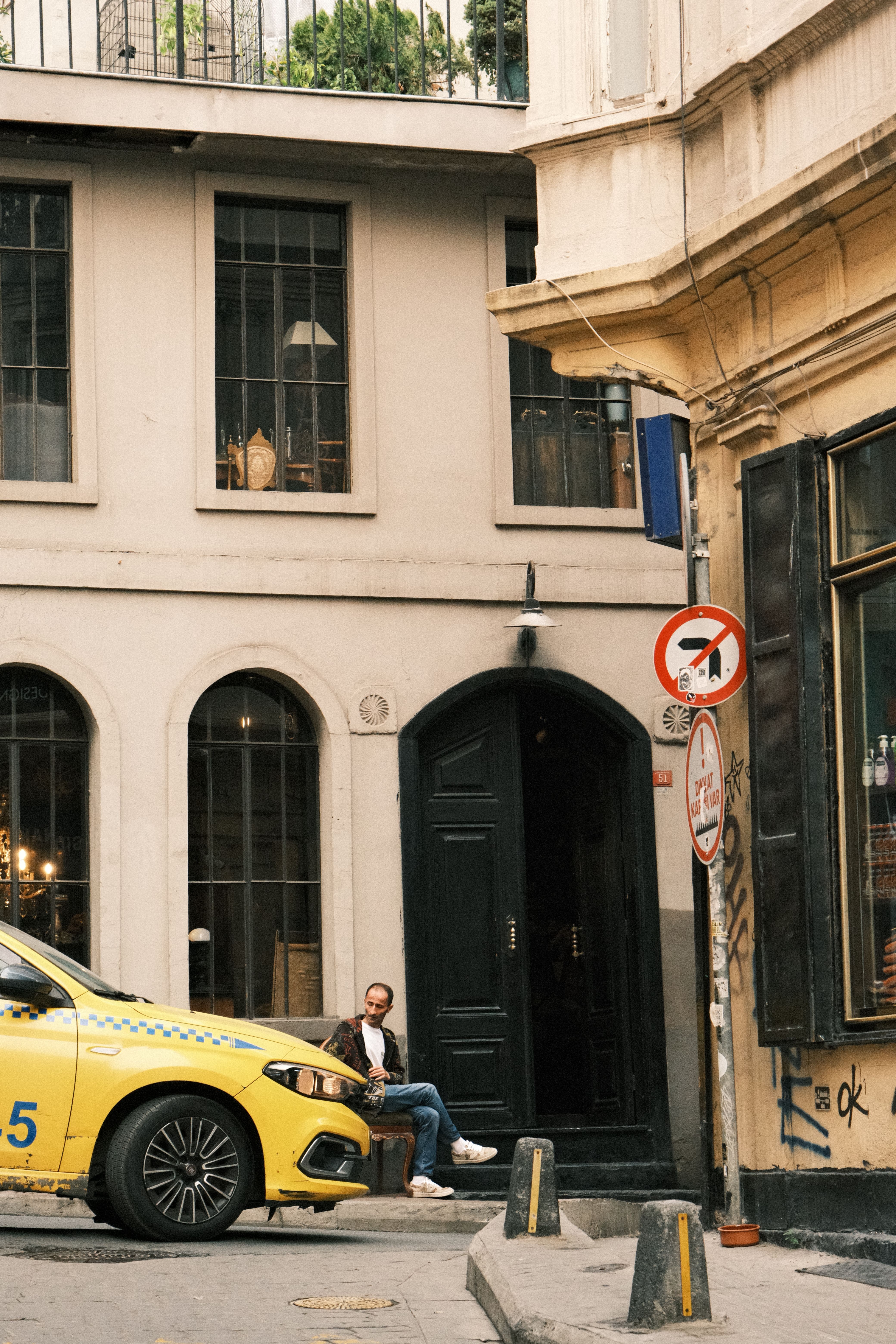 Charming Street Scene in Istanbul with Taxi · Free Stock Photo
