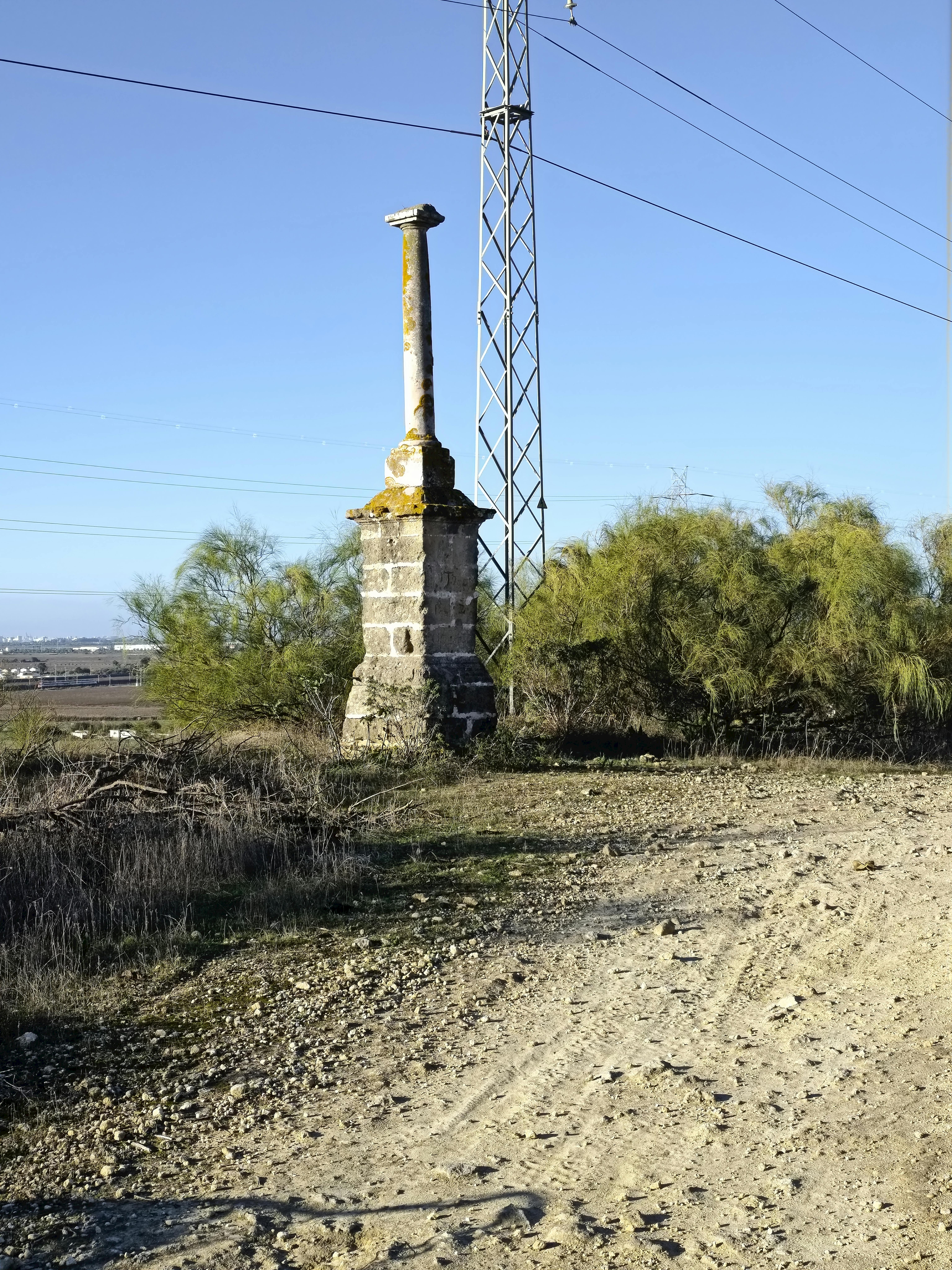 columna a un lado del camino