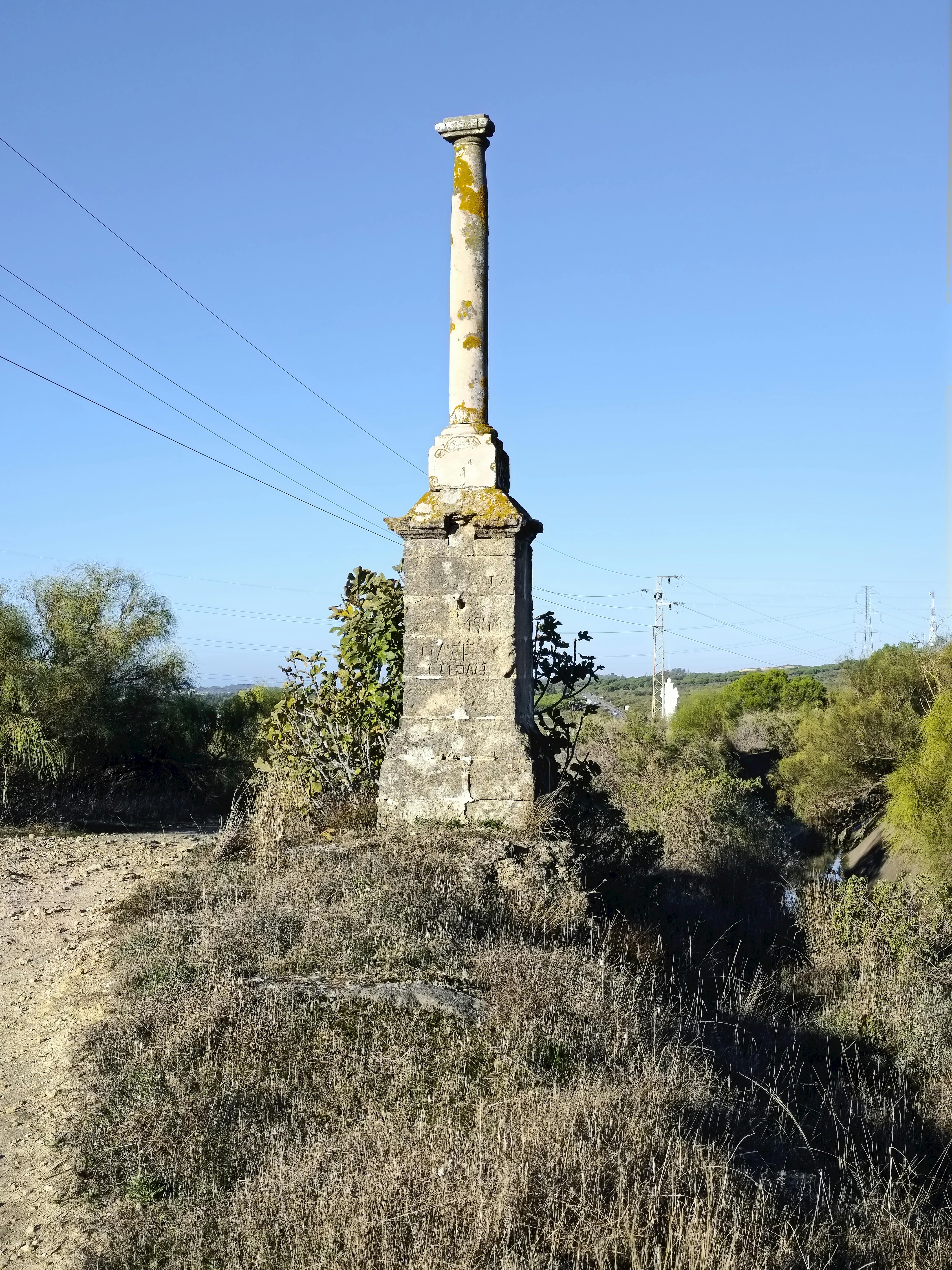 columna al otro lado del camino