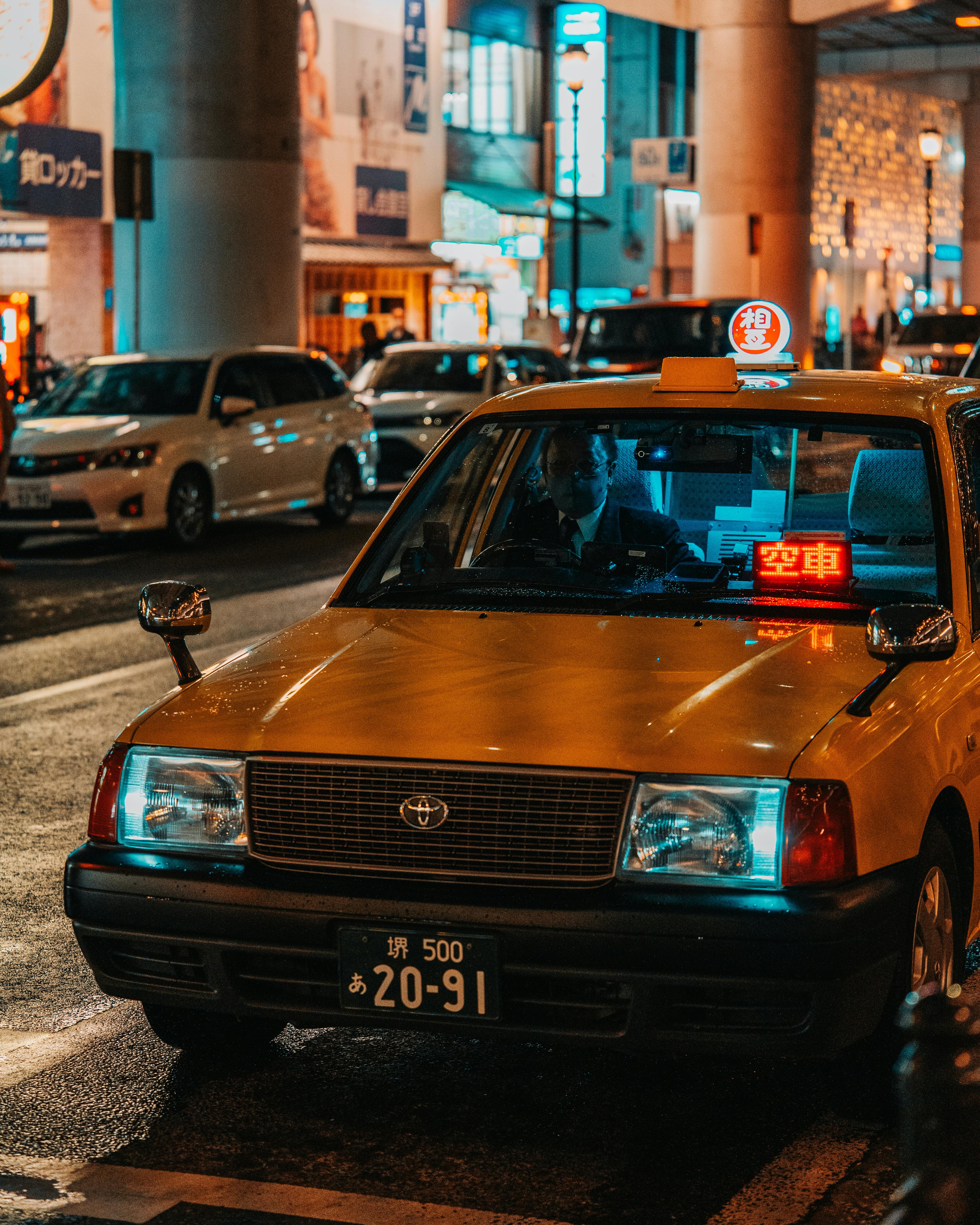 Gratis Taxi illuminato in una strada trafficata di Dotonbori, Osaka. Una tipica scena notturna giapponese. Foto a disposizione