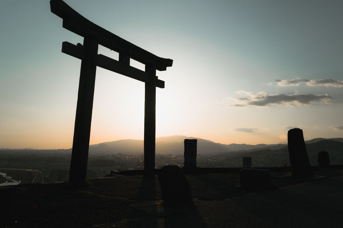 夕暮れの鳥居と遠くの街