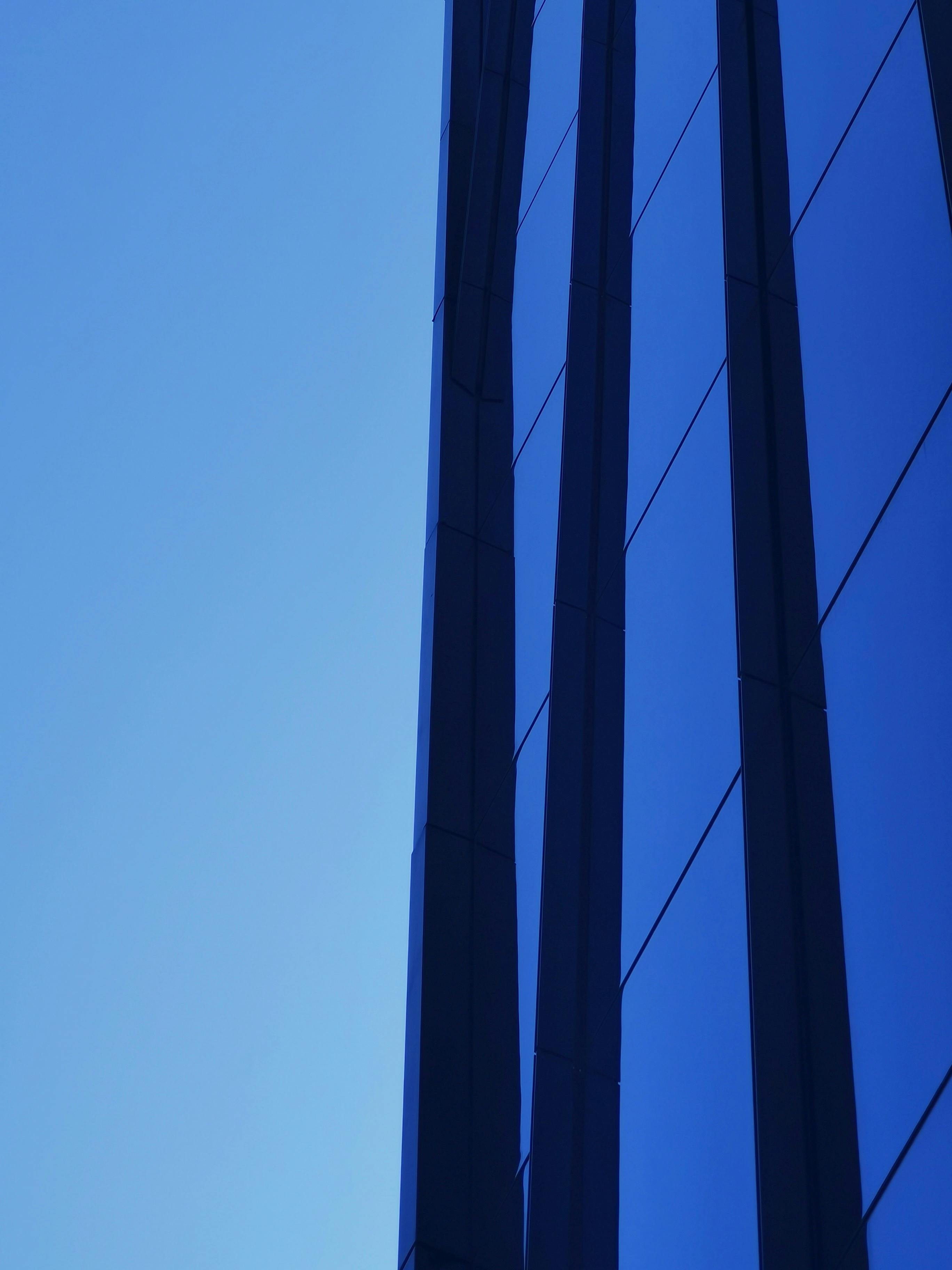 Kostenlos Faszinierende moderne Glasfassade, die den klaren blauen Himmel in Santiago de Chile widerspiegelt. Stock-Foto