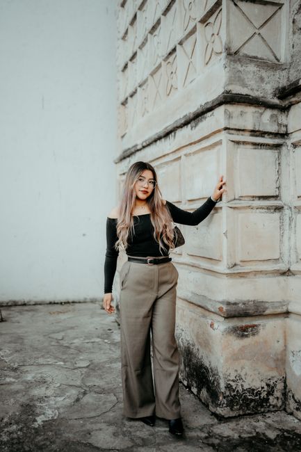 Bugün omzu açık siyah üst, haki bol paça pantolon ve beli toparlayan bir kemer 🖤 Sade ama bana göre iddialı
#günlükkombin #black #pants #blouse