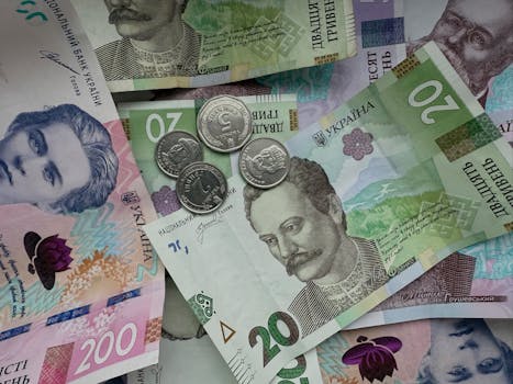 Primo piano di varie grivne e monete ucraine, che mostrano i dettagli della valuta.