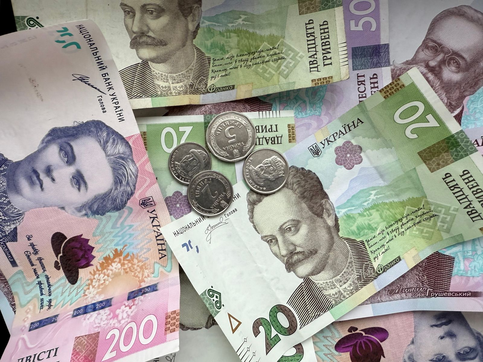 Українські гривні та монети як ілюстрація вартості короткострокової позики