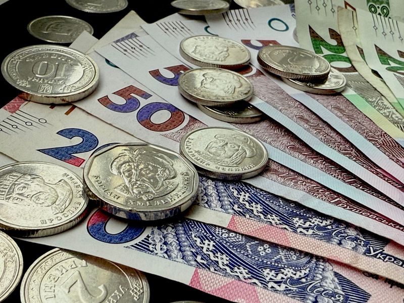 Prikaz različitih valuta i simbola globalne ekonomije koji predstavljaju tečajne fluktuacije.