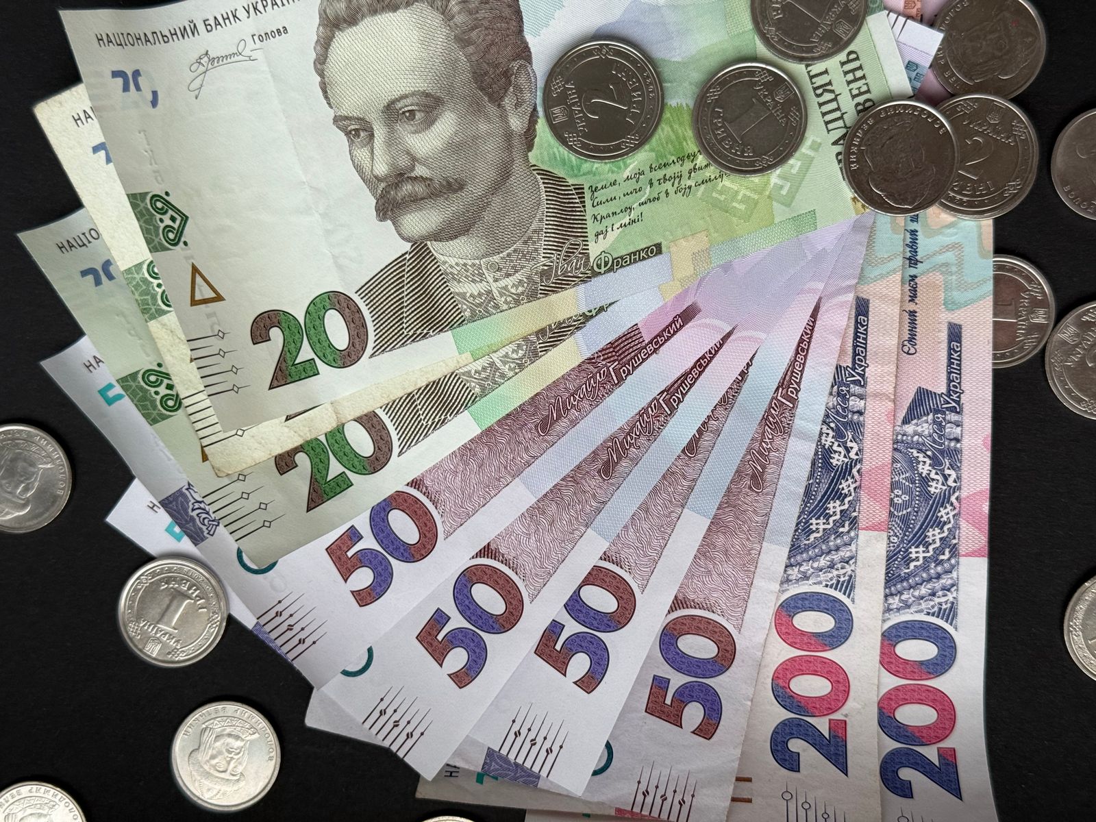 Українські гривні та монети як ілюстрація суми позики 20 000 грн