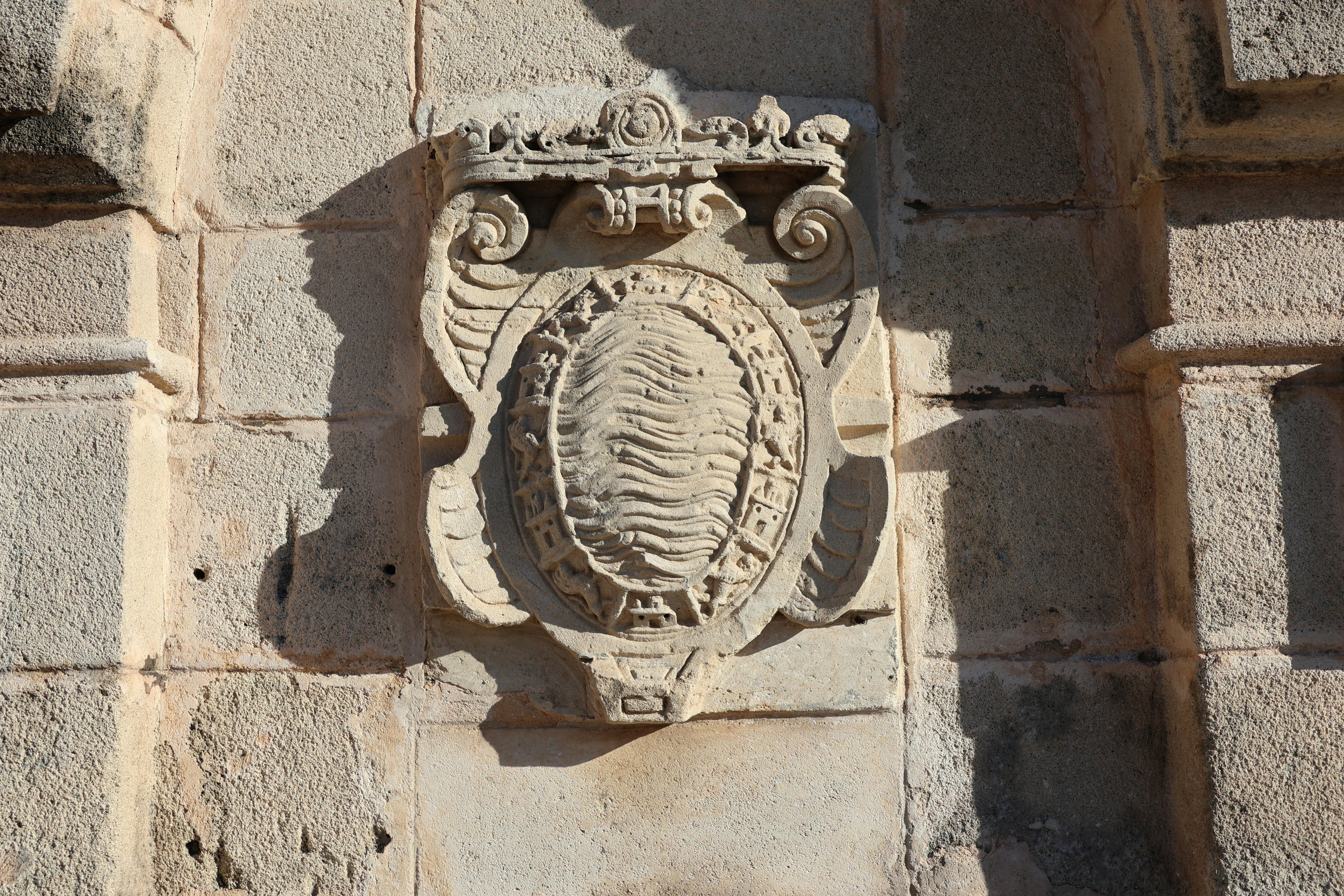 heraldica en el frontal de la fuente