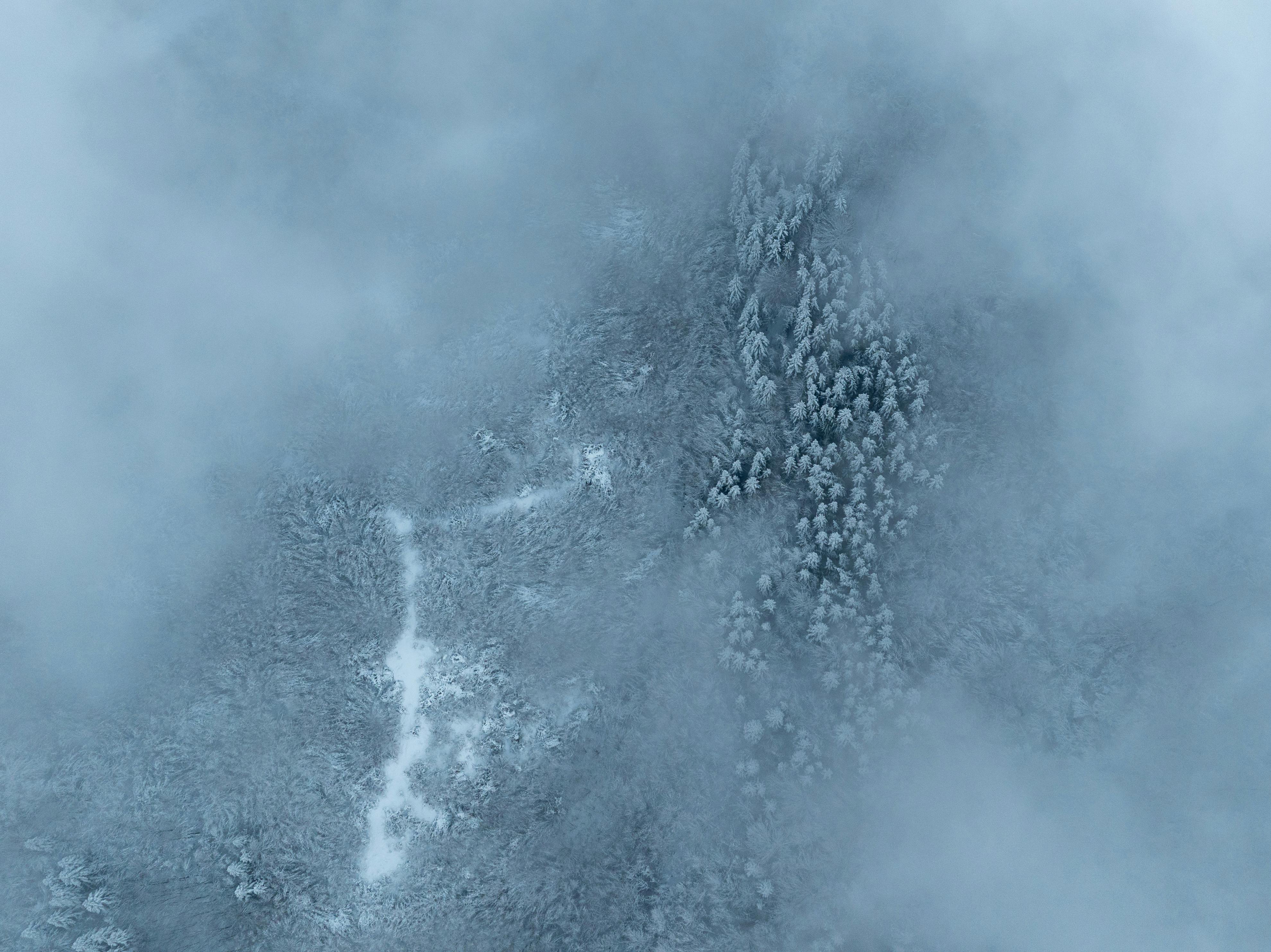 ingyenes Felülről fényképezve, egy nyugodt téli táj Daruvárban, Horvátországban, ködbe burkolózik. Stockfotó