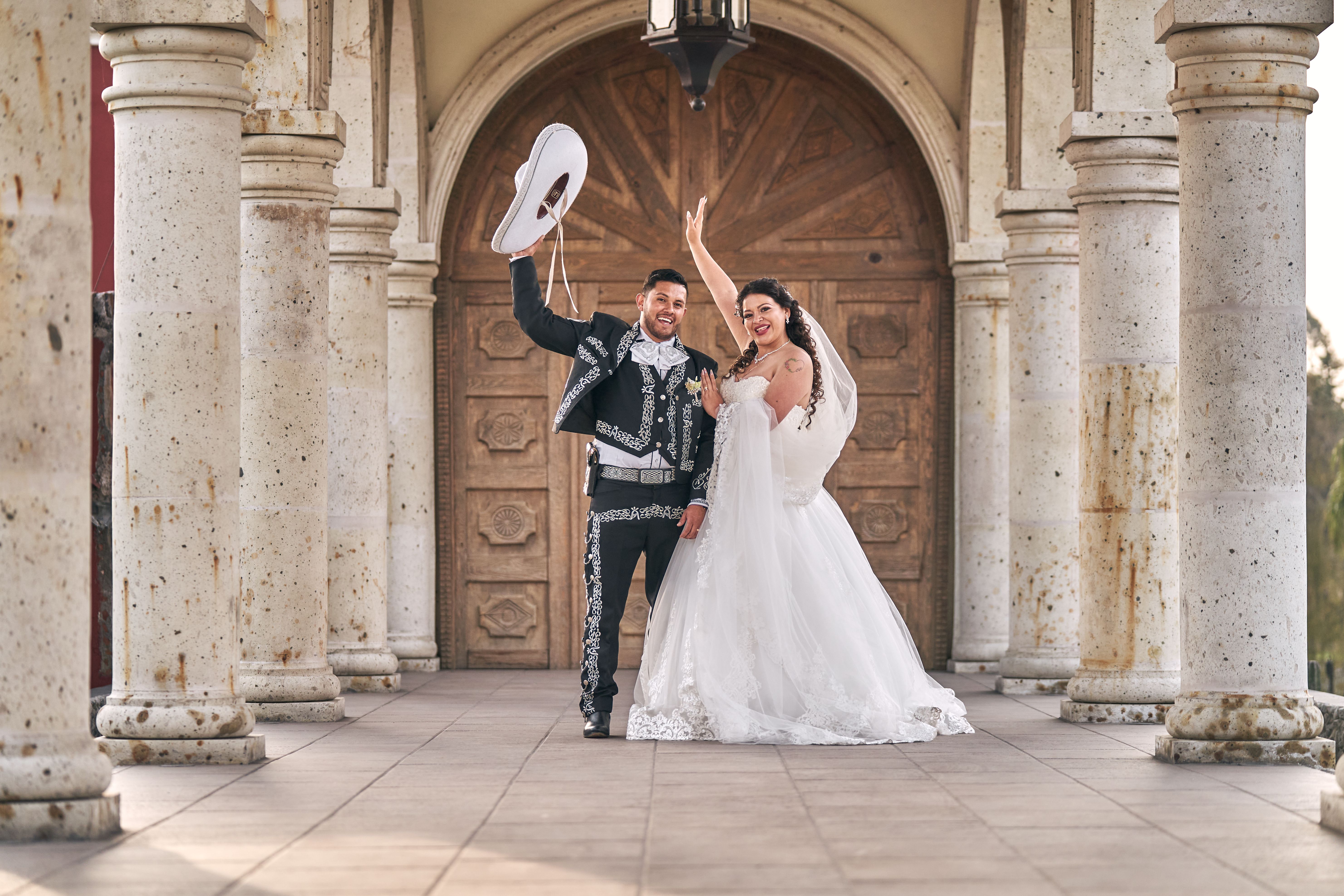 Couple de mariés célébrant avec leurs invités en tenue traditionnelle