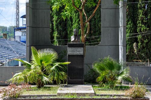 Free Bust of a historical figure surrounded by vibrant greenery in Colonia del Sacramento, Uruguay. Stock Photo