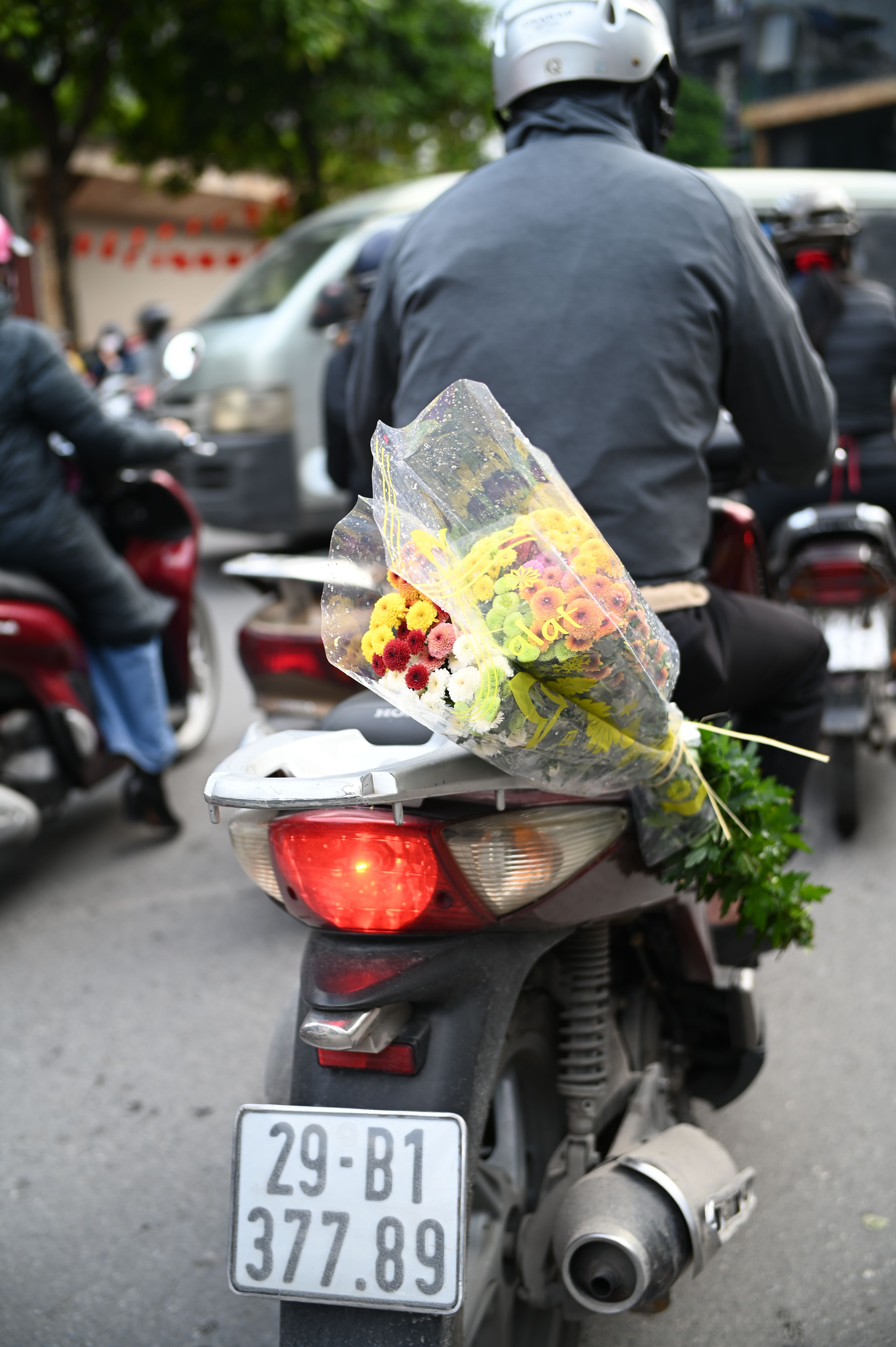Courier carrying a bouquet through Istanbul traffic