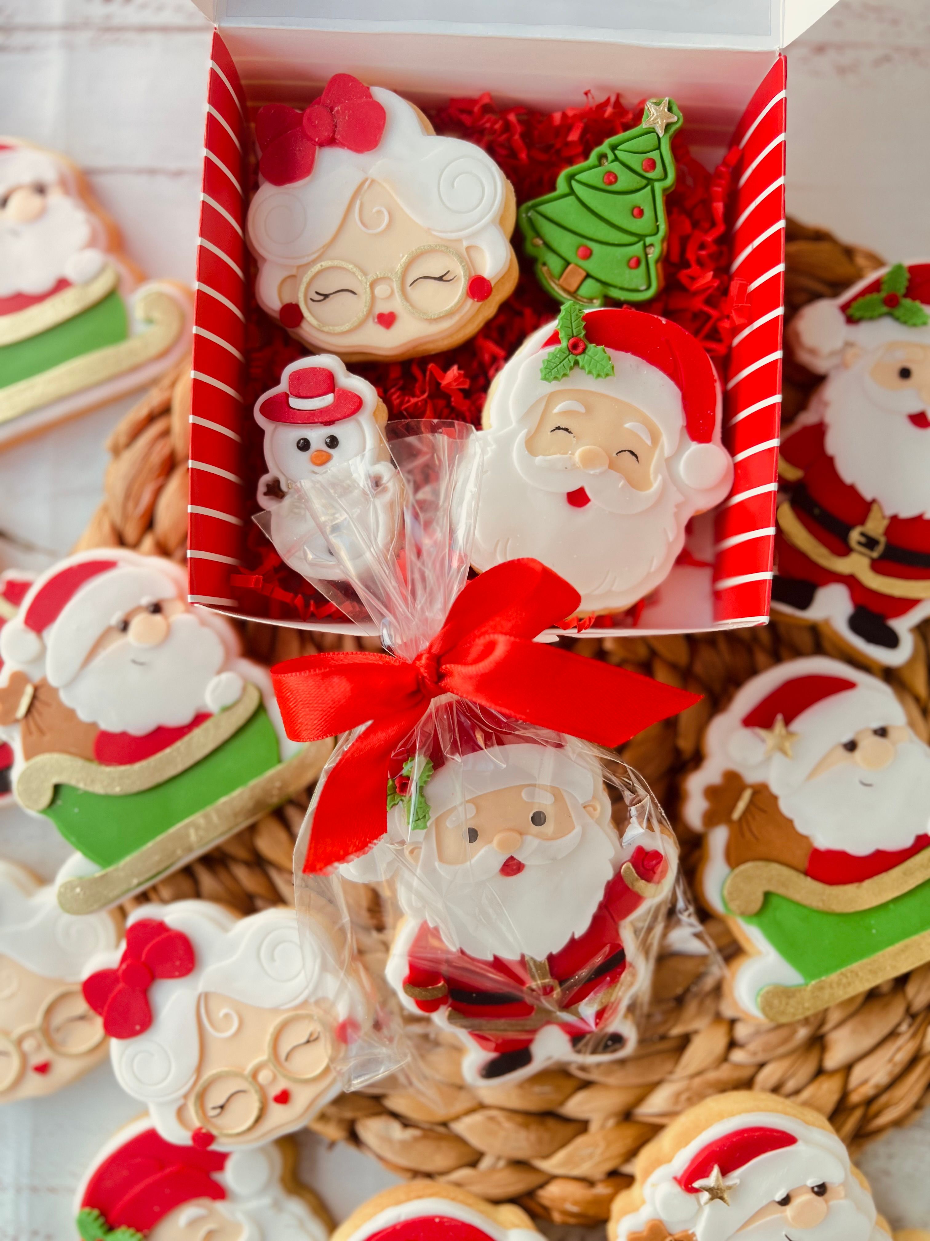 Sweet traditional Christmas gingerbread cookies · Free Stock Photo