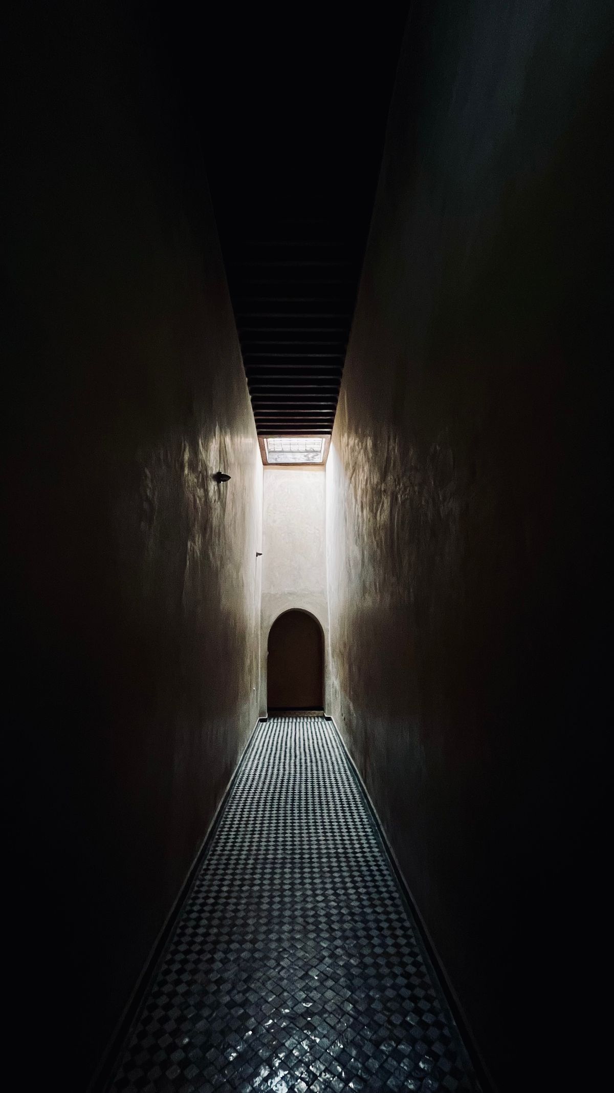 Unde te cazezi în Marrakech - Gueliz - interior modern cu lumină și umbre
