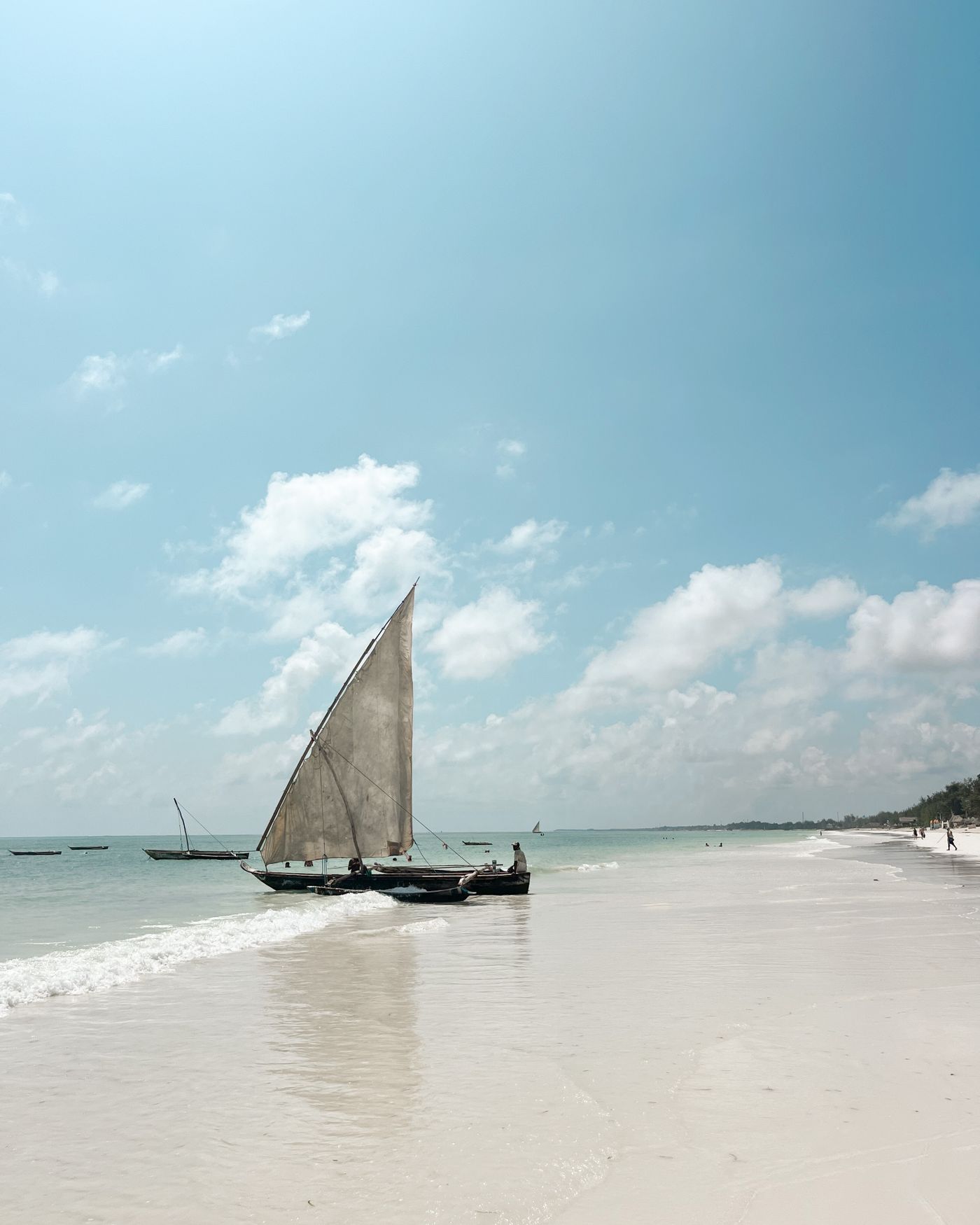 Tradycyjna łódź dhow na plaży Zanzibaru