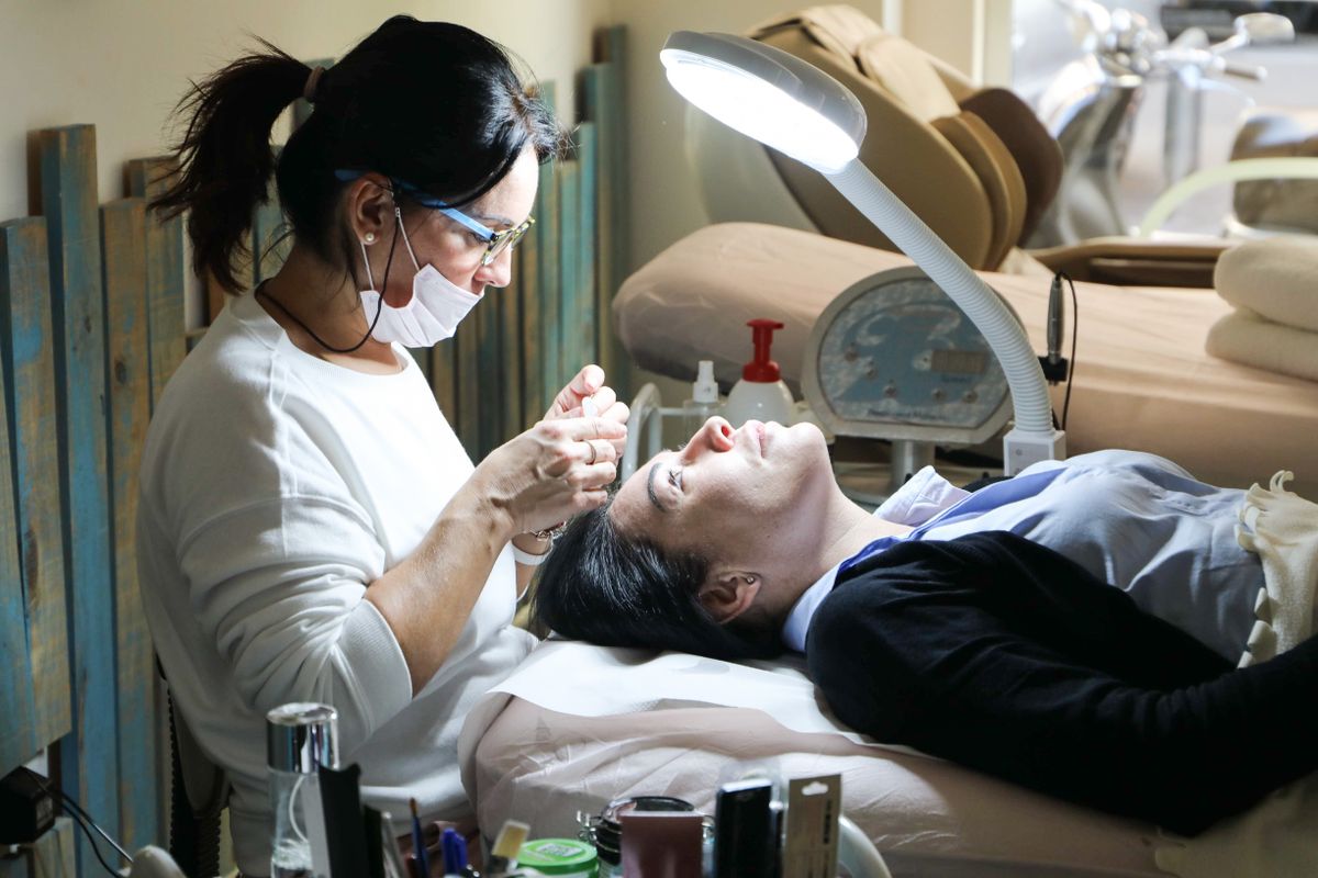Korean plastic surgeon consulting an international patient about revision surgery